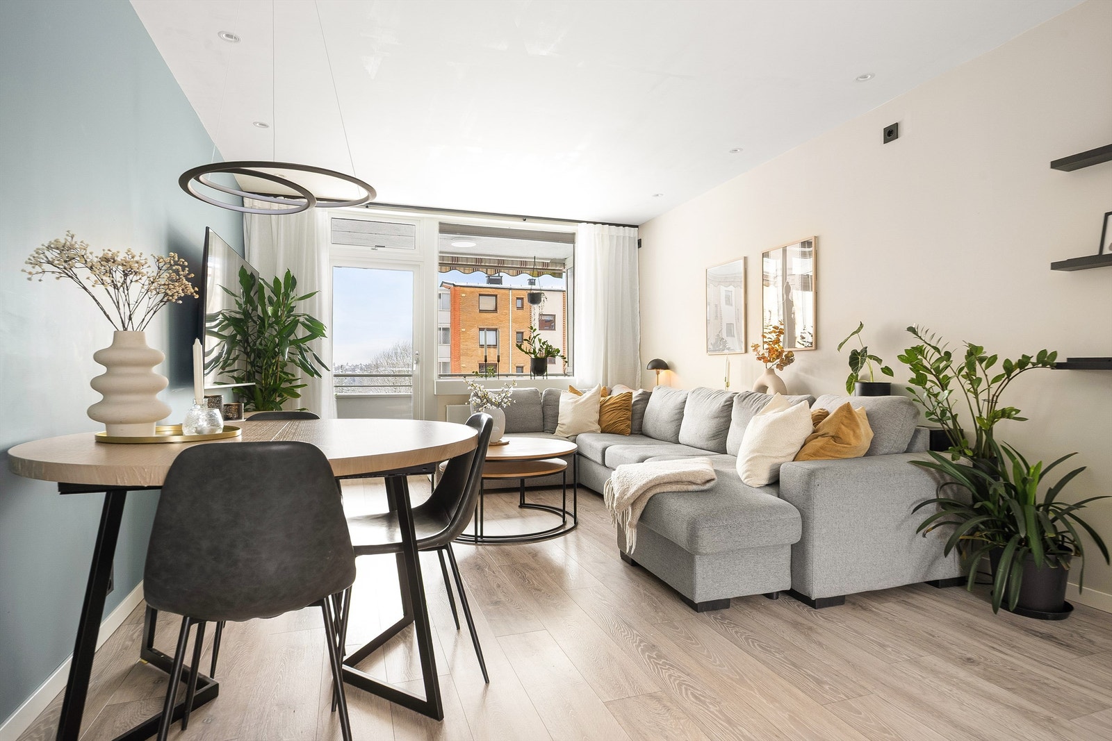 Leiligheten ligger i en høy 1. etasje noe som bidrar til begrenset innsyn fra uteområdene. Galleribilde