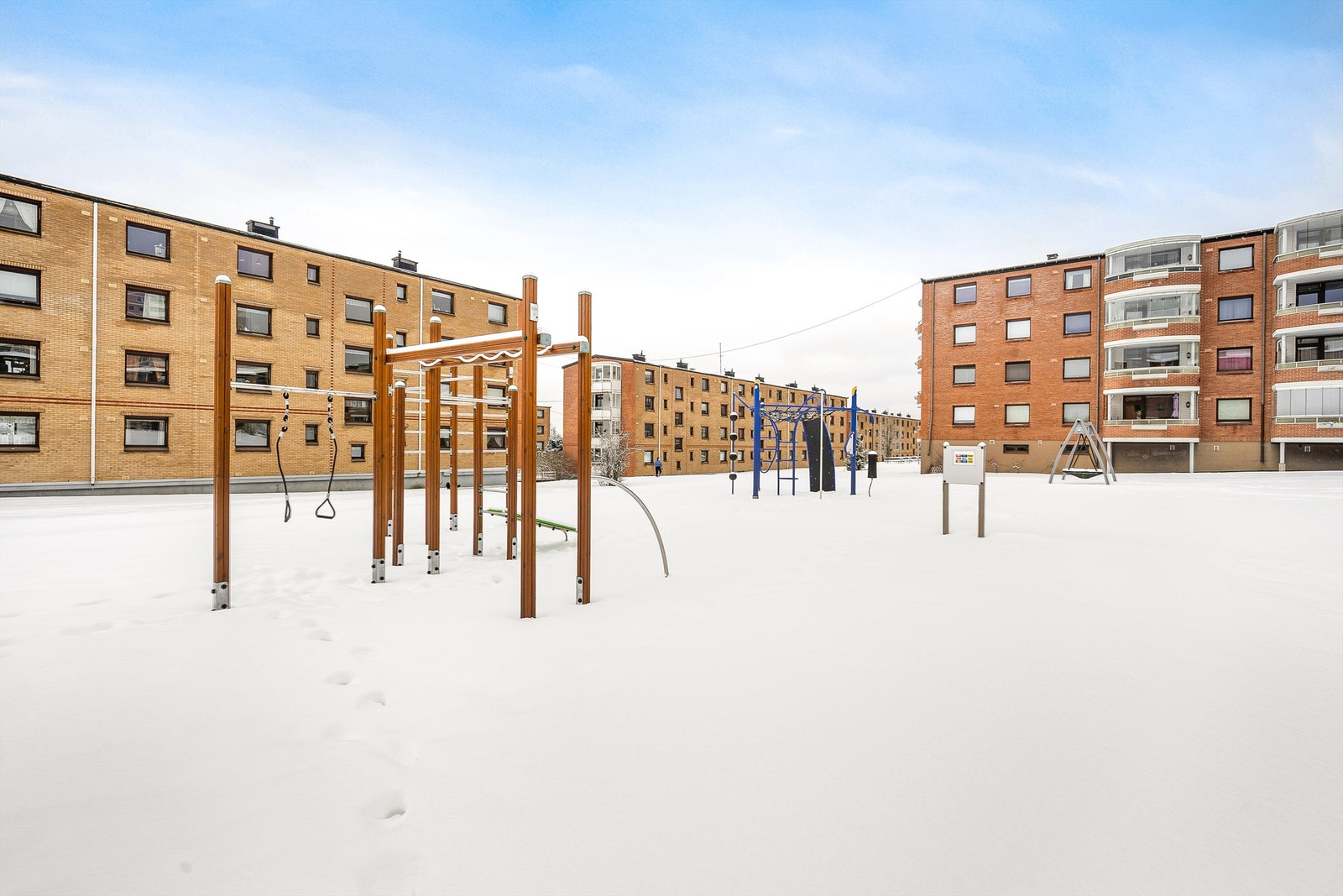 Fellesområdene er opparbeidet med lekeapparater og sittebenker for beboerne. Galleribilde