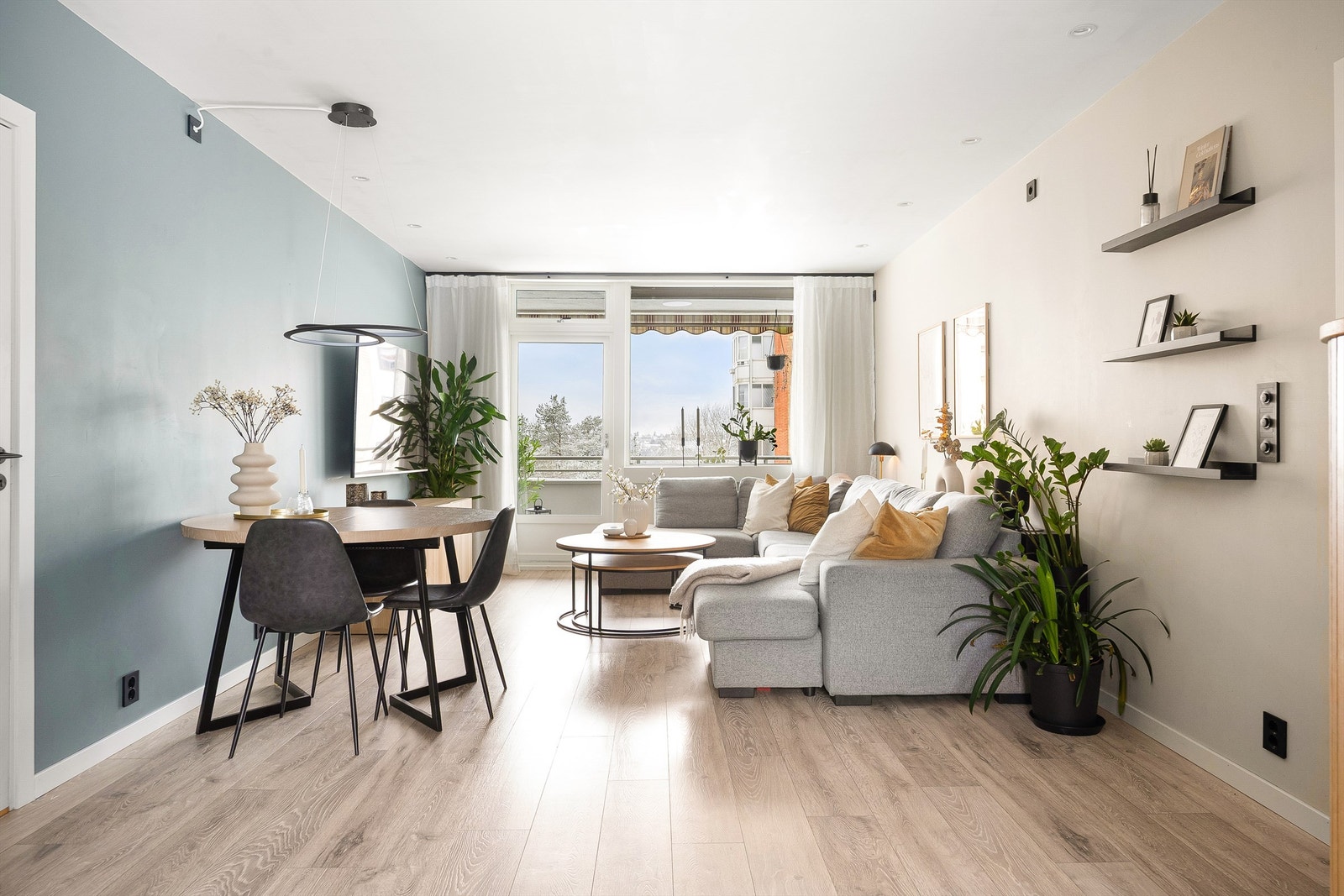 Fra stuen er det direkte utgang til balkongen, som utvider oppholdsrommet på varme dager. Galleribilde