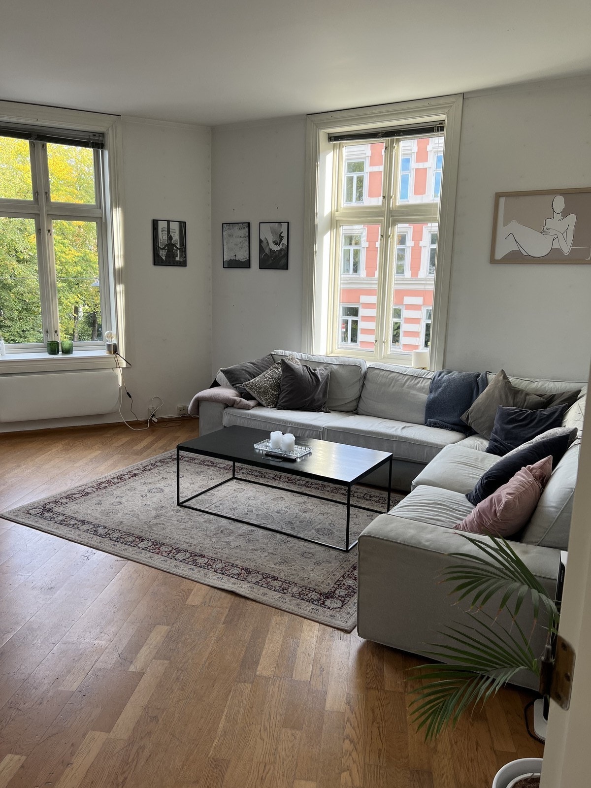 Romslig stue med gode møbleringsmuligheter. Galleribilde
