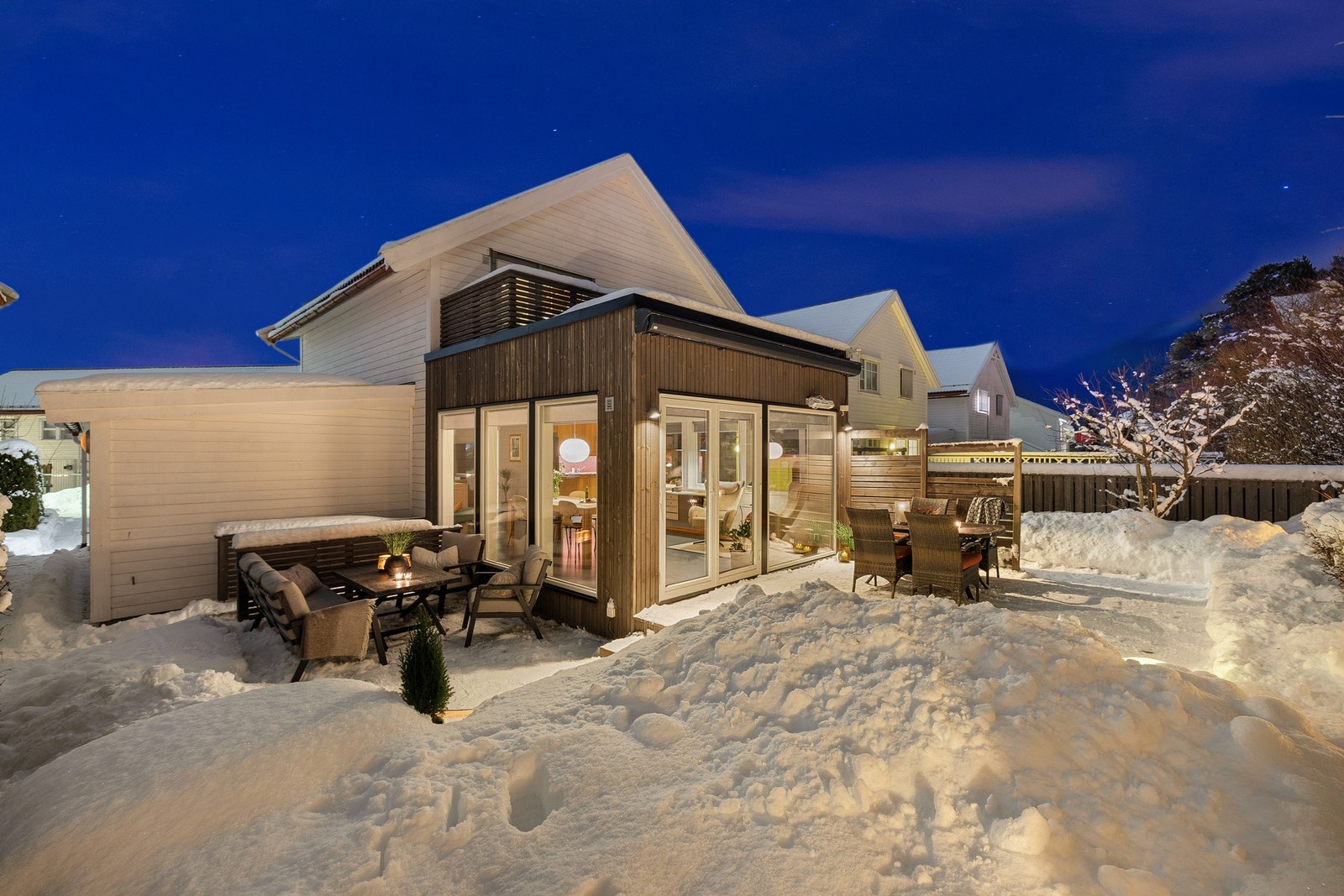 Den store terrassen gir mulighet for flere sittegrupper rundt boligen. Galleribilde