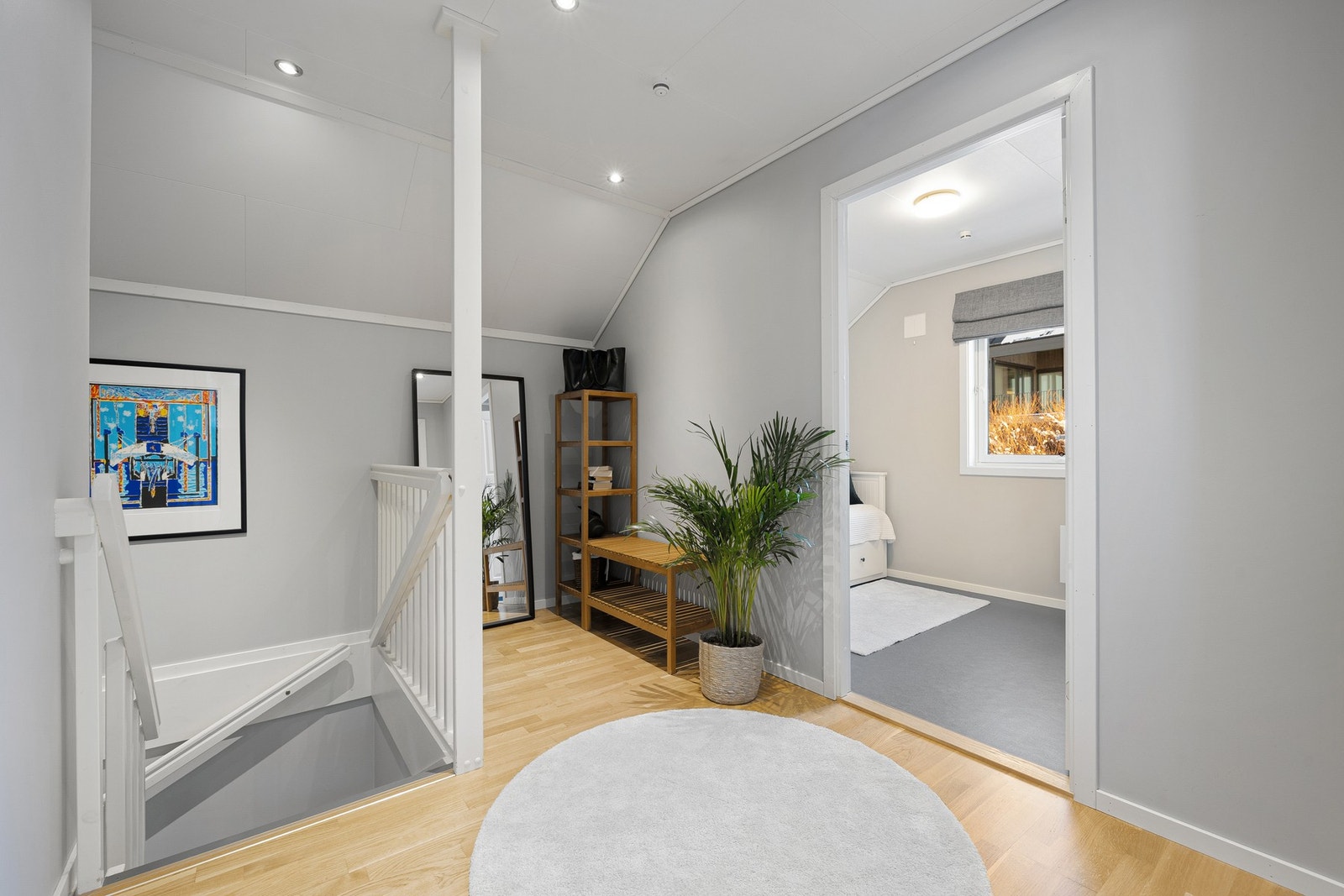 Videre i 2.etasje har man tre soverom, bad og takterrasse. Galleribilde