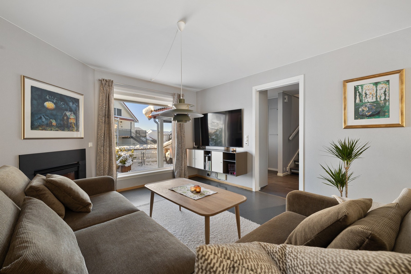 Lys og innbydende stue med store vindusflater, moderne detaljer og god plass til ønsket sofagruppe. Galleribilde