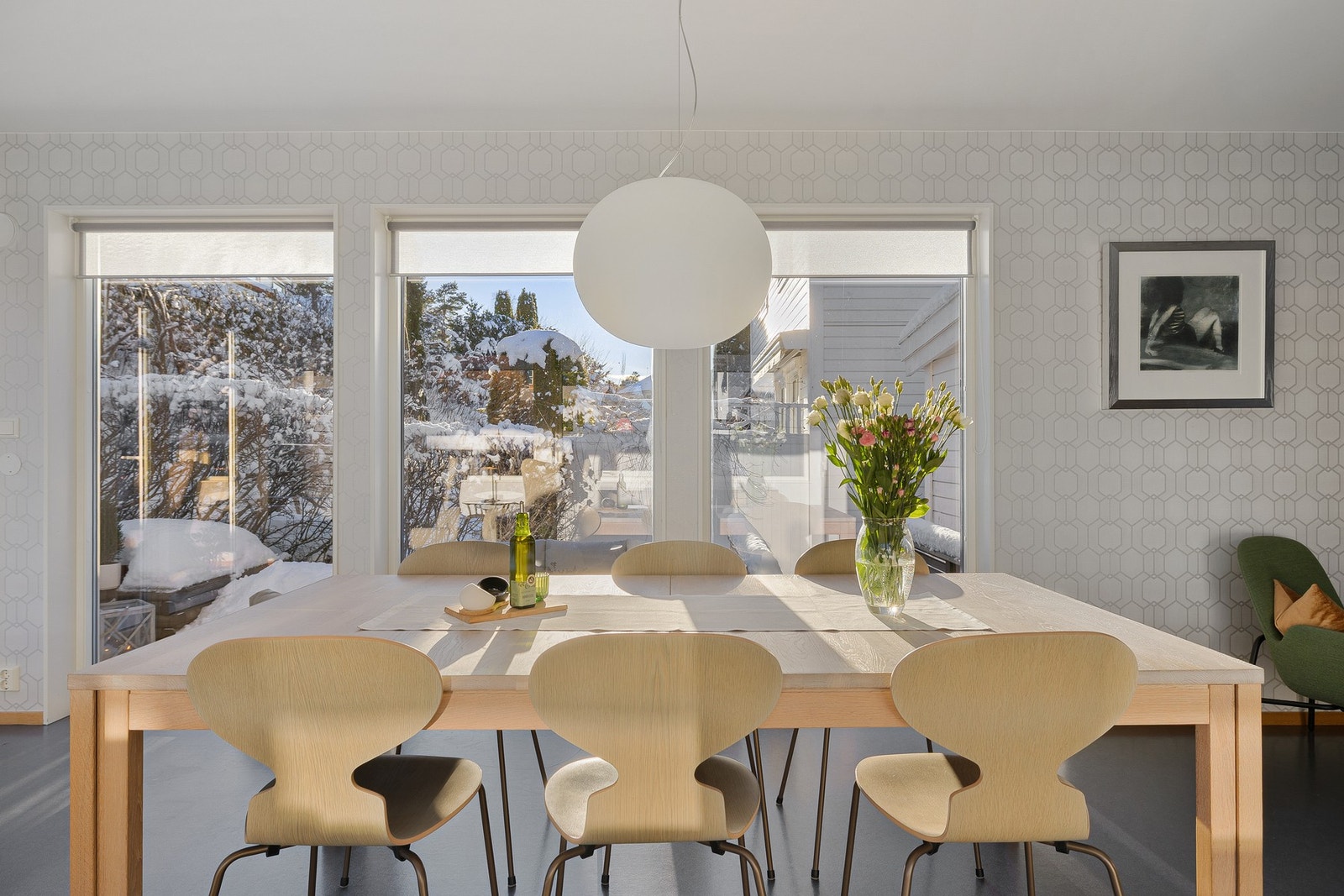 Spiseseksjon finner sin naturlige plassering midt i den store stue/kjøkkenløsningen. Galleribilde