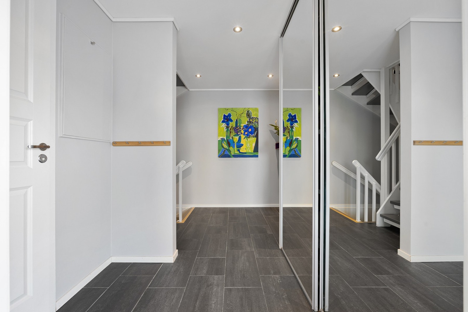 Innbydende entré/gang med praktisk skyvedørsgarderobe. Galleribilde