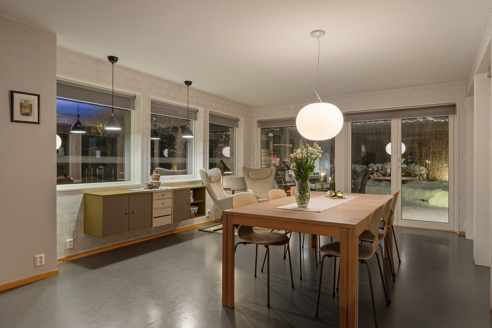 Fra spisestuen har man direkte utgang til en herlig terrasse. Galleribilde