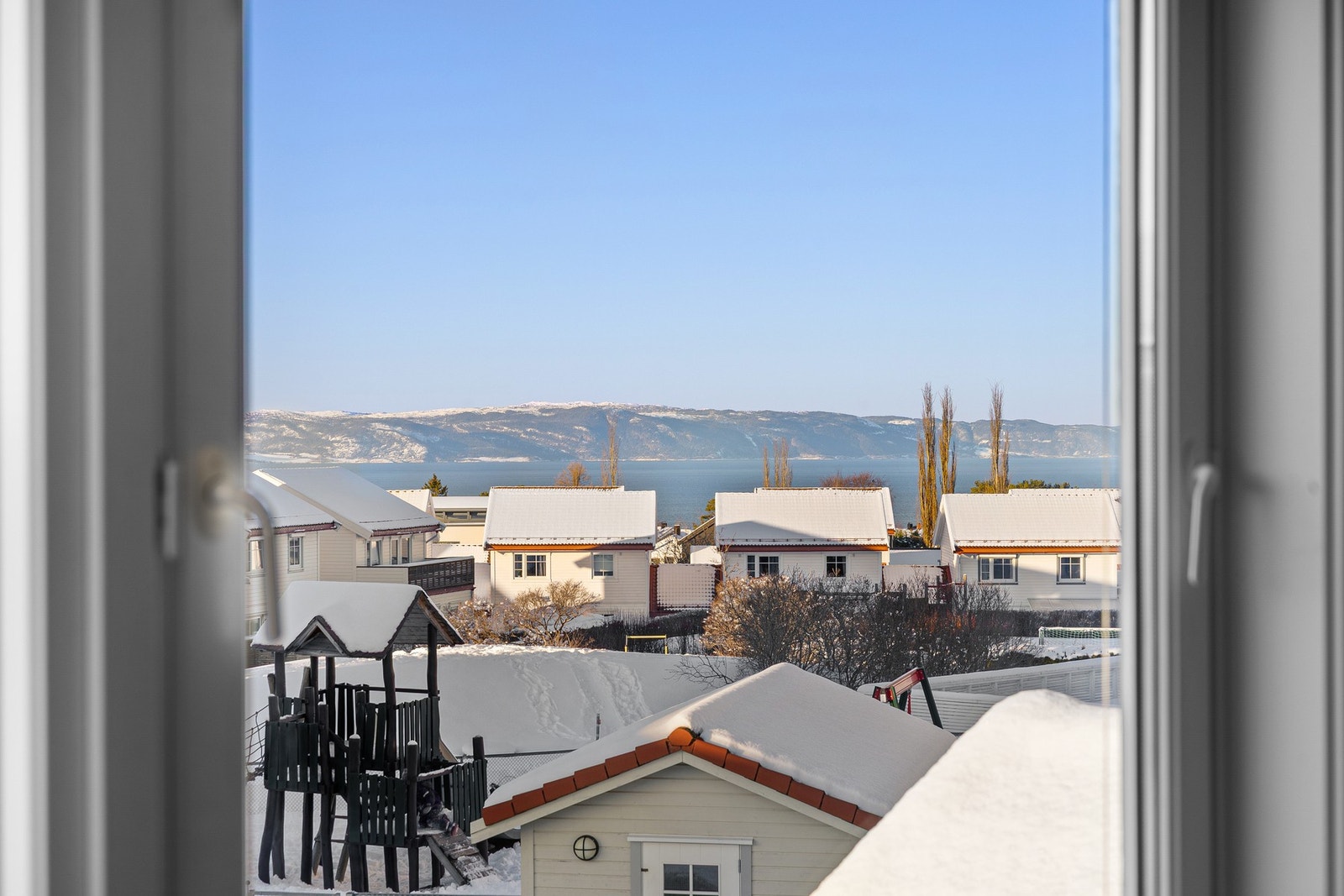 Fra soveromsvinduet får du også en flott sjøutsikt. Galleribilde