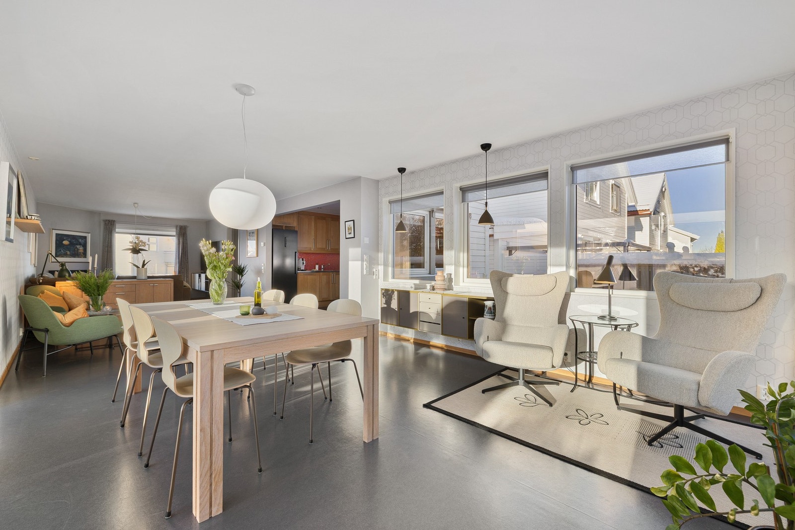 Stuen har plass til flere sosiale soner/sittegrupper. Galleribilde