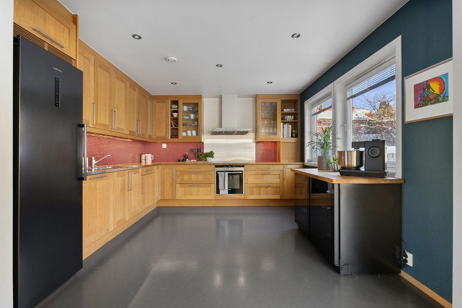 Kjøkkeninnredning fra byggeår med downlights, gulvvarme og profilerte fronter. Galleribilde