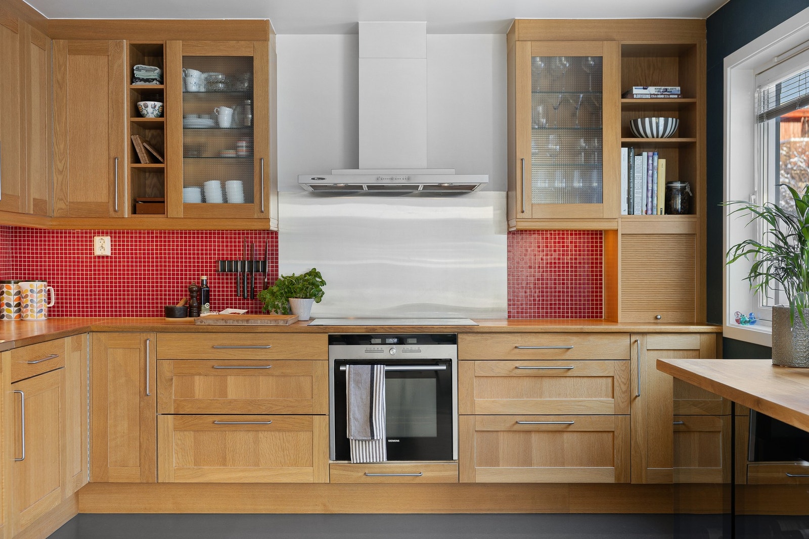 Her får du integrert stekeovn og oppvaskmaskin og rikelig med skap- og benkeplass. Galleribilde