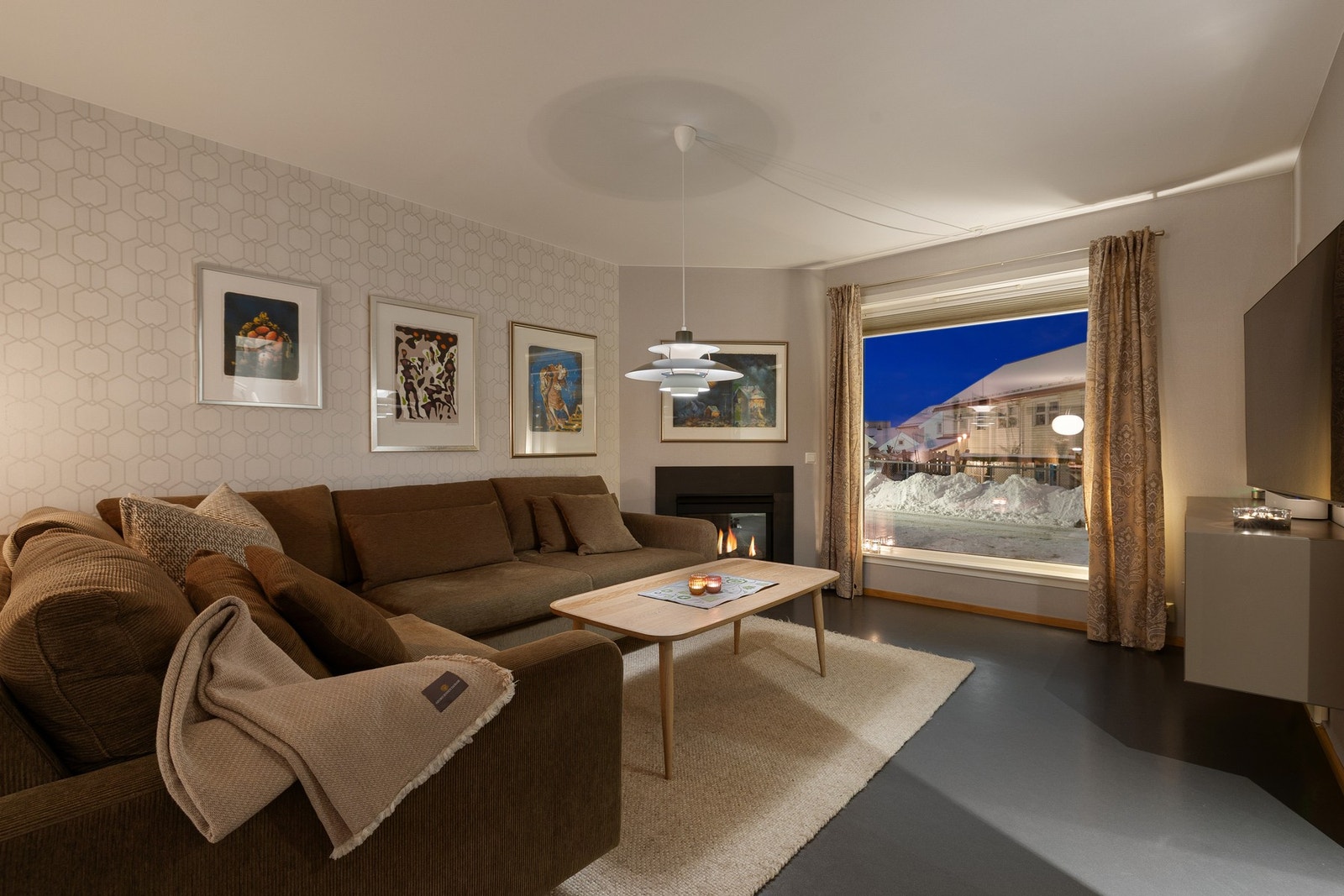 Her får du en romslig sofakrok med en herlig gasspeis. Galleribilde