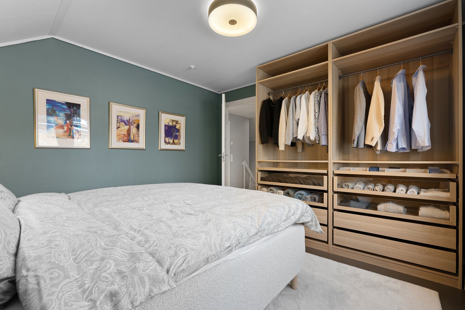 Her er det god plass til både dobbeltseng og stor garderobeløsning. Galleribilde