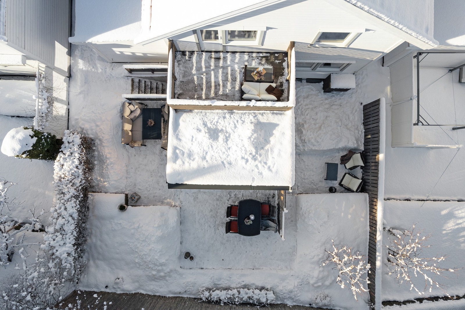 Dronebildet av takterrasse/uteområdene på baksiden. Galleribilde