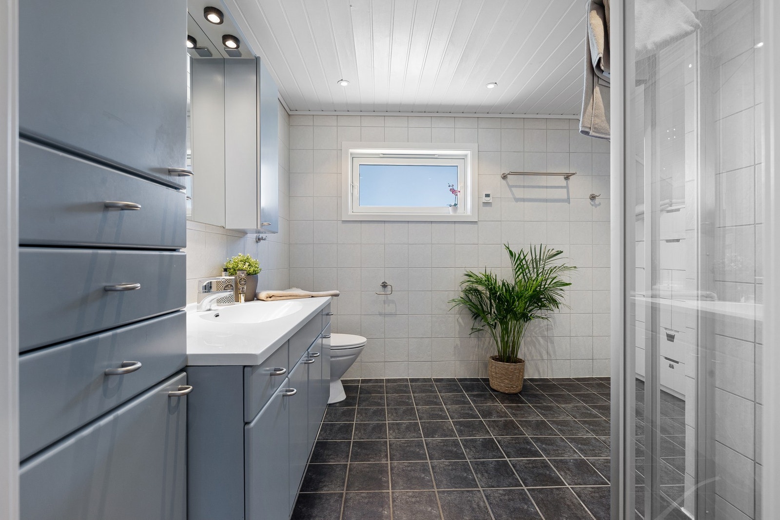 Lyst og pent flislagt bad på 7m². Galleribilde