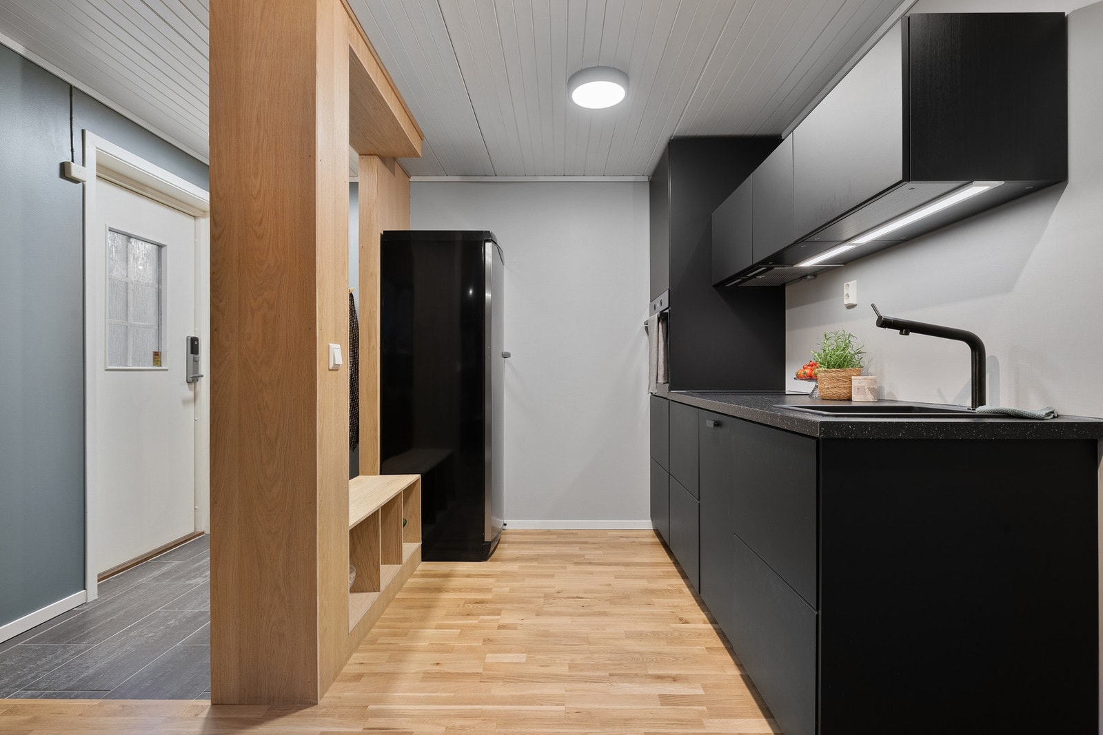 Her får du et sort og stilrent kjøkken fra 2022. (kjøkkenrom som ikke er omsøkt og godkjent som kjøkken av Trondheim kommune) Galleribilde