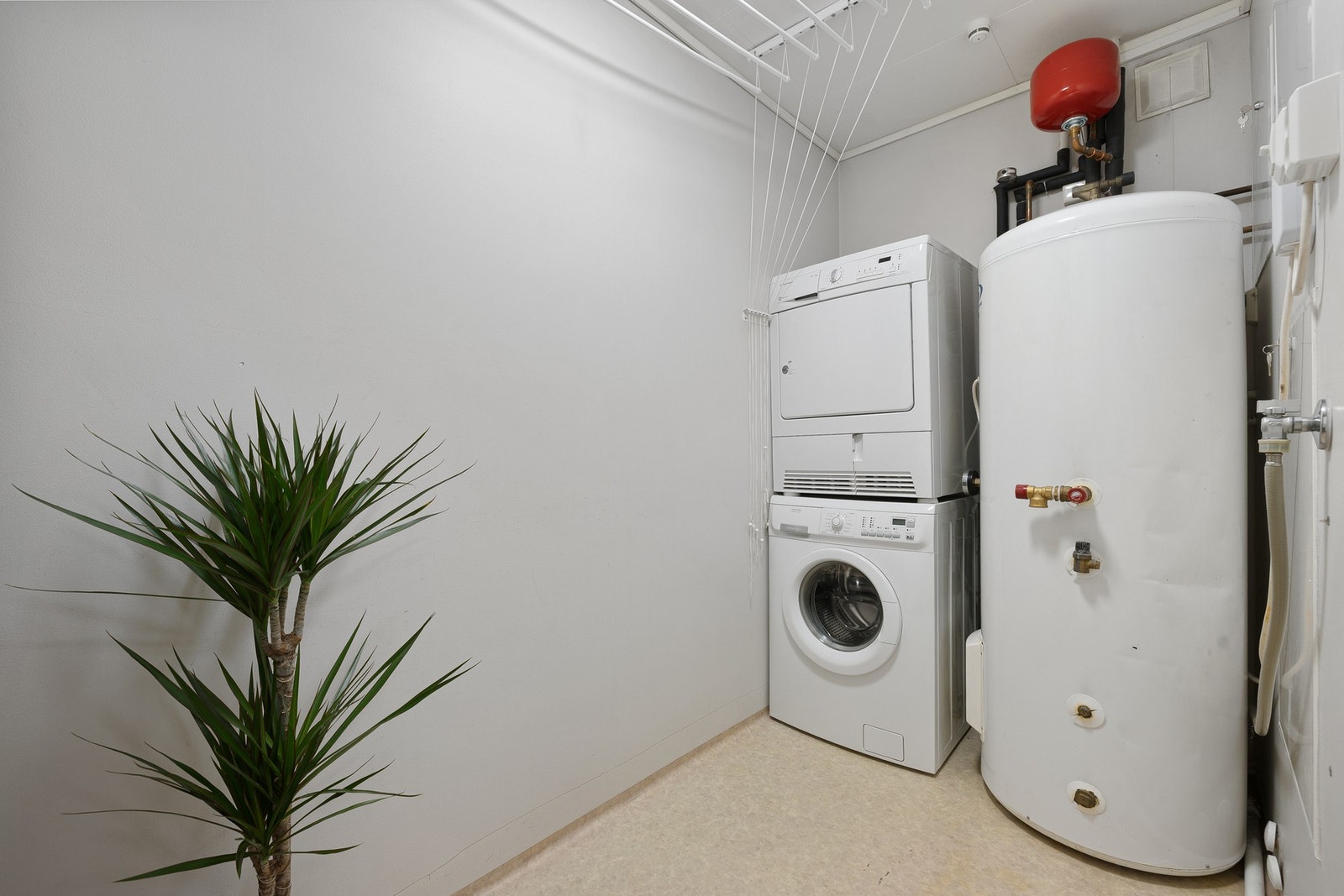 Praktisk vaskerom tilhørende hoveddelen i kjelleren. Galleribilde