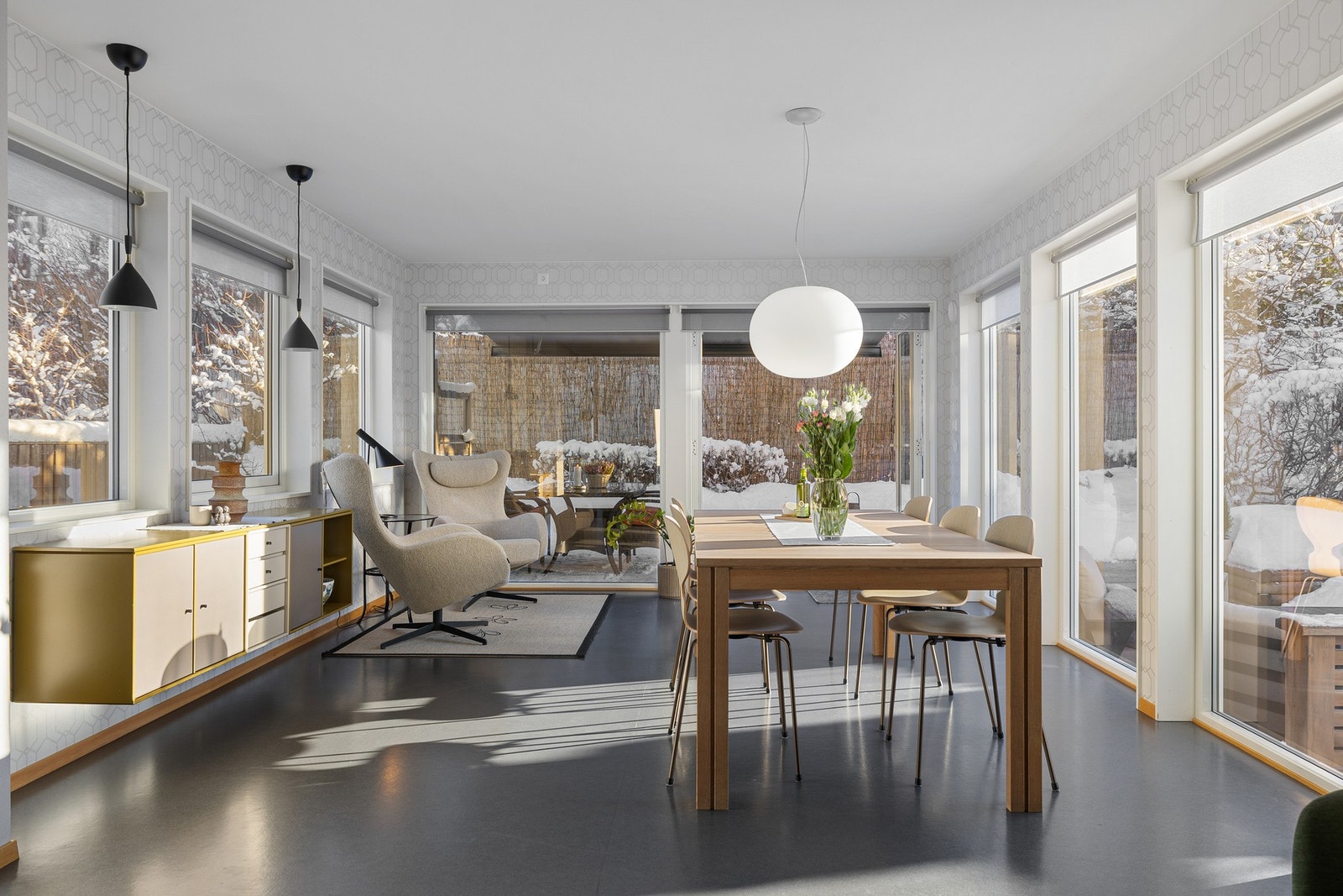 Lyst og stilrent utbygg fra 2016 med store vindusflater som bidrar til en lun og god atmosfære. Galleribilde