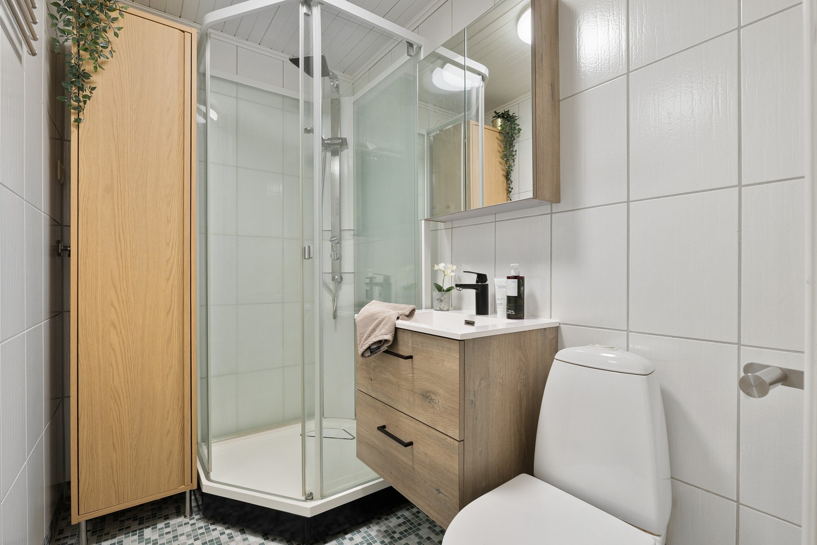 Pent flislagt bad på 3m² med alt man trenger. Galleribilde