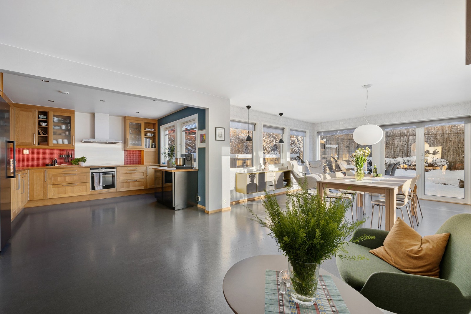 Praktisk og innholdsrik hovedetasje med stort kjøkken, naturlig spiseplass og direkte utgang til solrik terrasse. Galleribilde