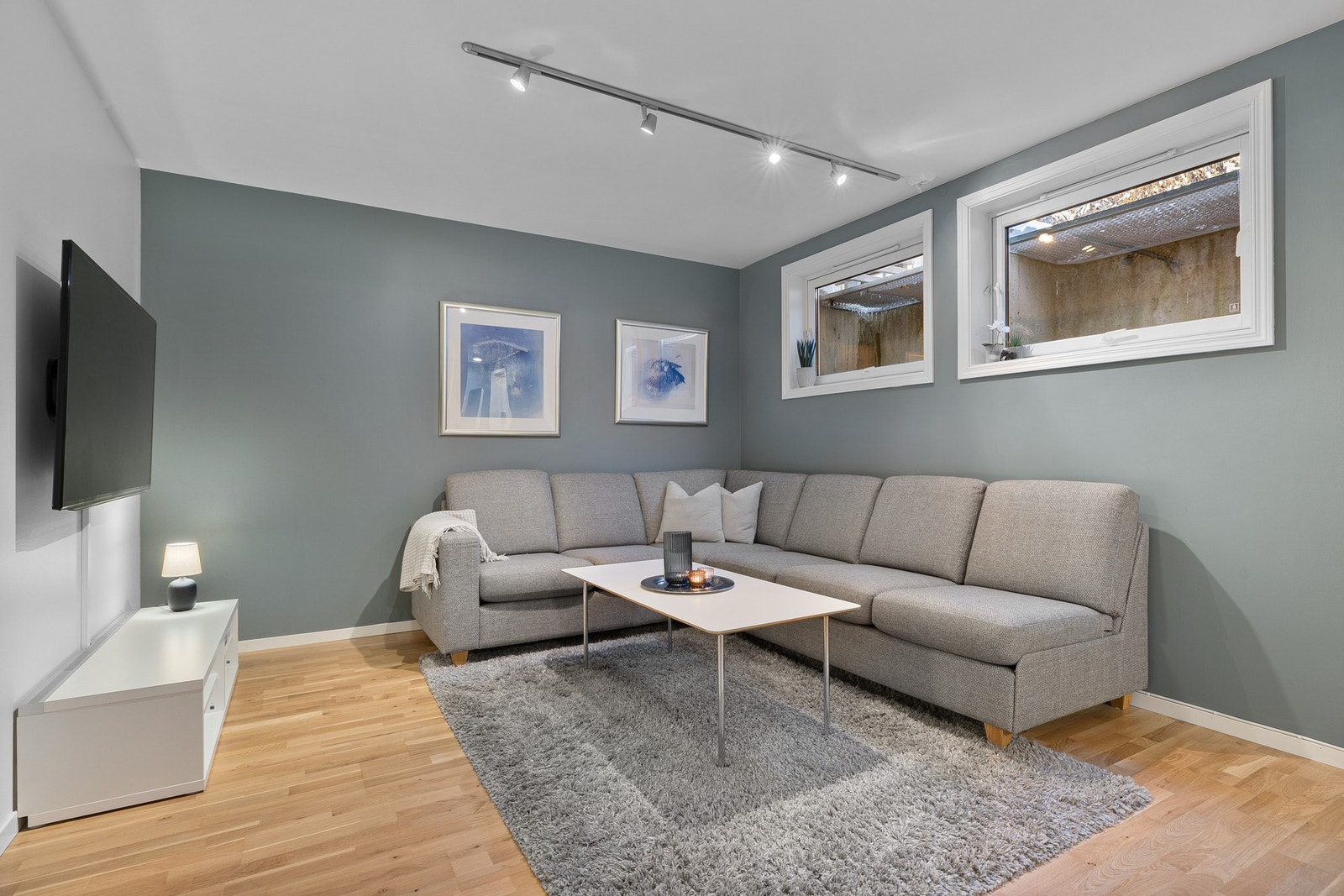 Romslig og koselig kjellerstue med gode møbleringsmuligheter. Galleribilde