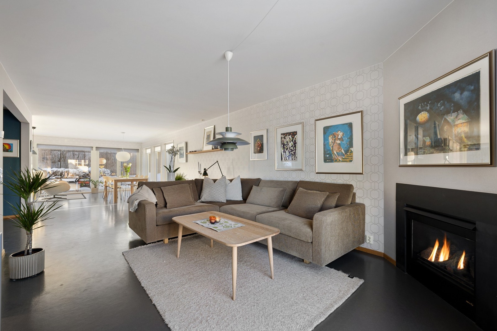 Sosial og gjennomgående stue med god takhøyde, gasspeis og naturlig flyt videre mot lys spiseplass. Galleribilde