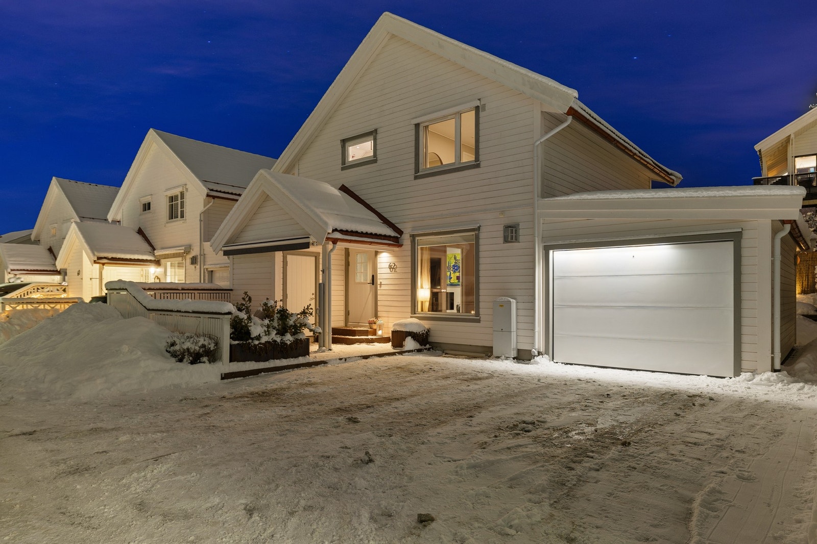 Boligen har gode parkeringsforhold med egen garasje og oppstillingsplass. Galleribilde