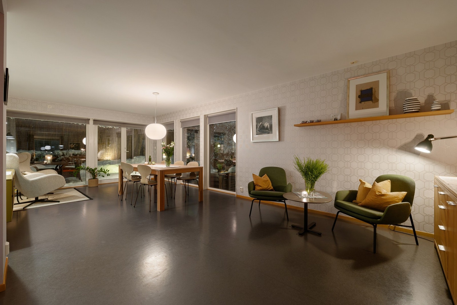 Her har man god plass til å invitere på langbord. Galleribilde