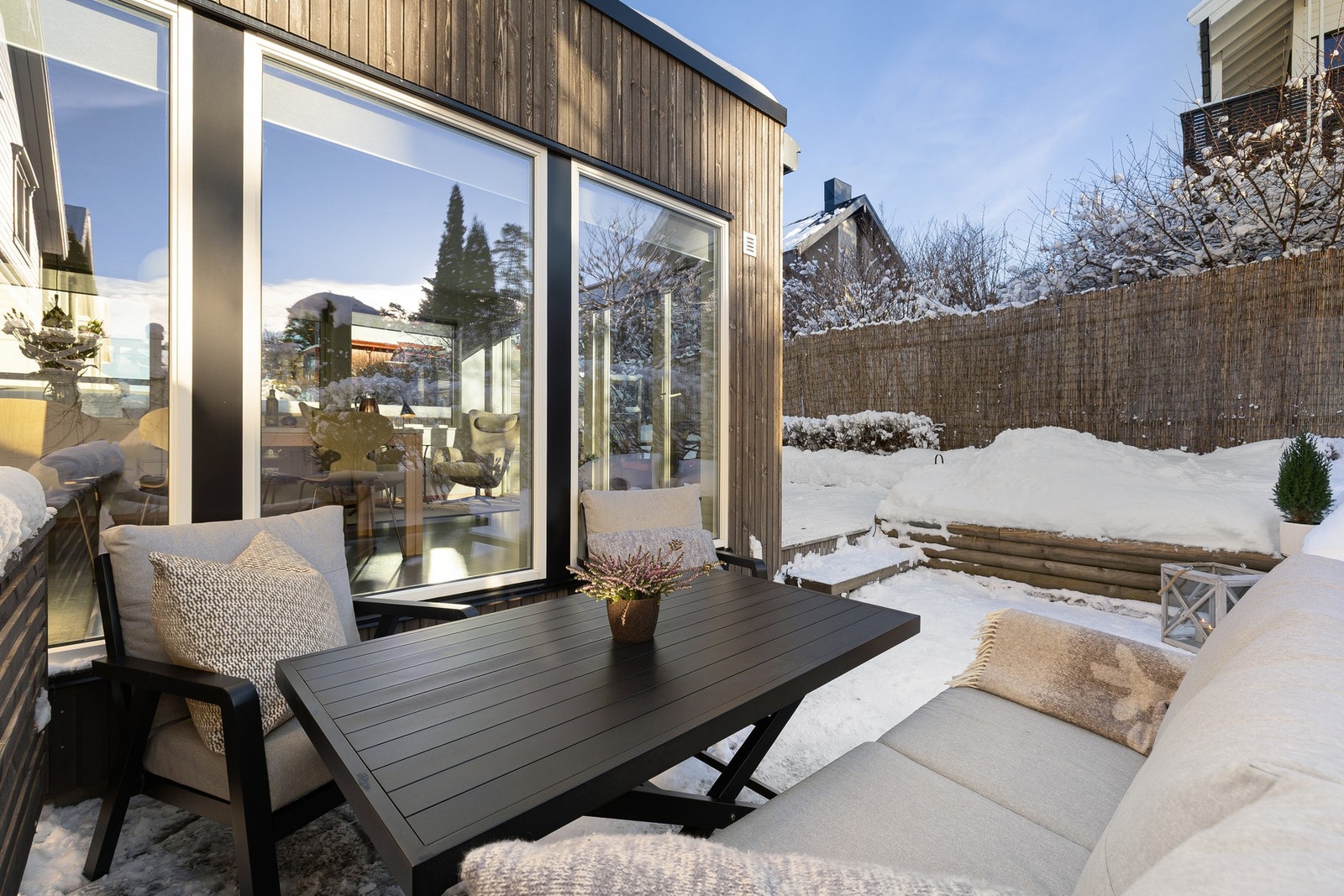 Rundt boligen kan du nyte fantastiske solforhold store deler av dagen. Galleribilde