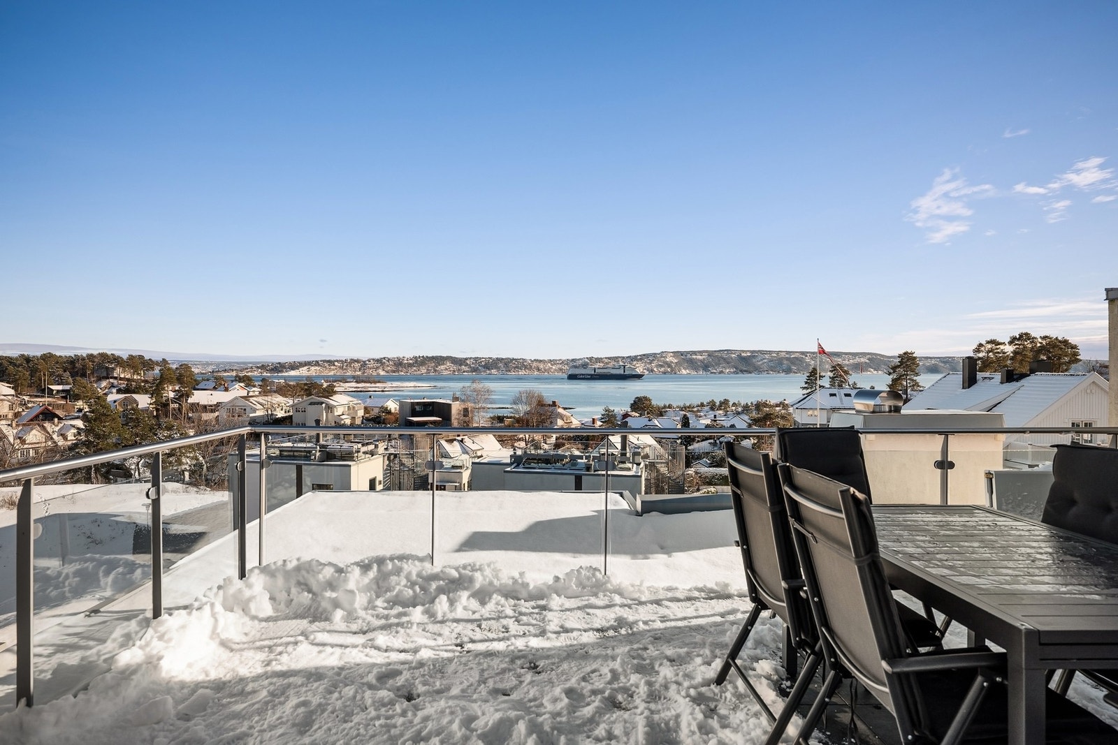 Flotte turmuligheter på Storøya, det gamle flyplass-området som er opparbeidet med Nansenparken, badestrand, turområder om sommeren, oppkjørte skiløyper om vinteren. Caféer på Sjøflyhavna og ved gamle flytårnet. Galleribilde