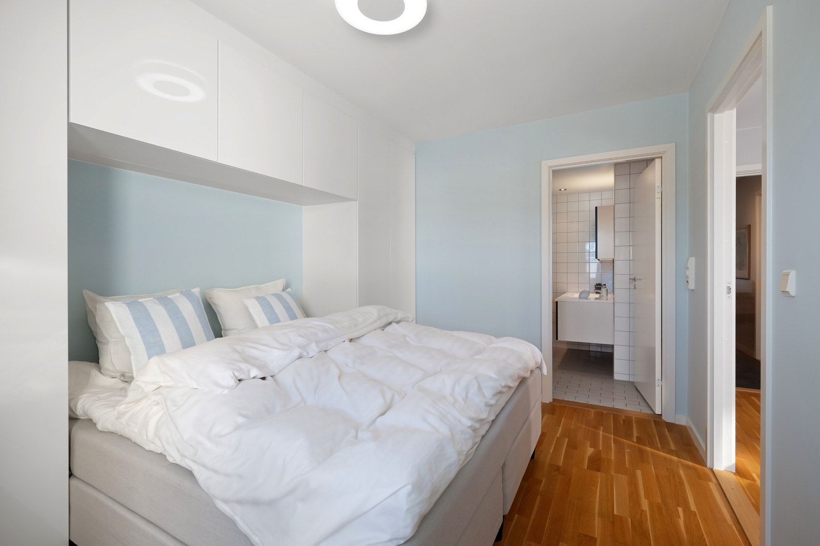 Hovedsoverom med eget bad. Galleribilde