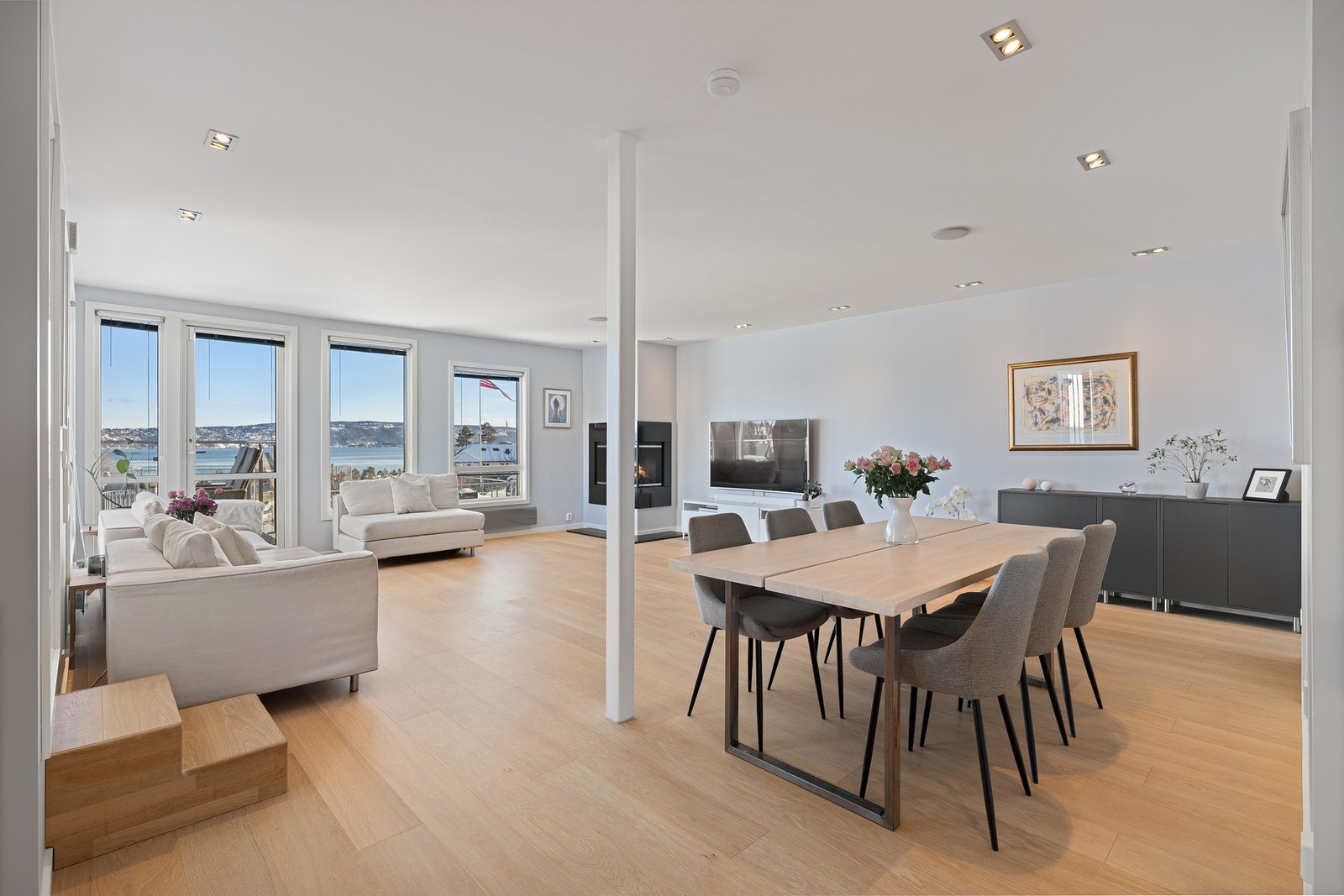 Fra stuen og kjøkkenet er det også adkomst til takterrasse med storslagen panorama utsikt. Galleribilde