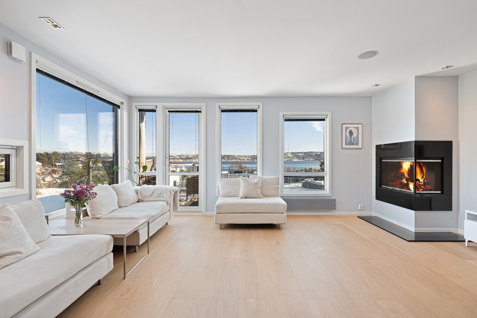 Moderne og stramt designet bolig tegnet av Link arkitekter med store lysflater, der tre, glass og betong er hovedelementer. Galleribilde