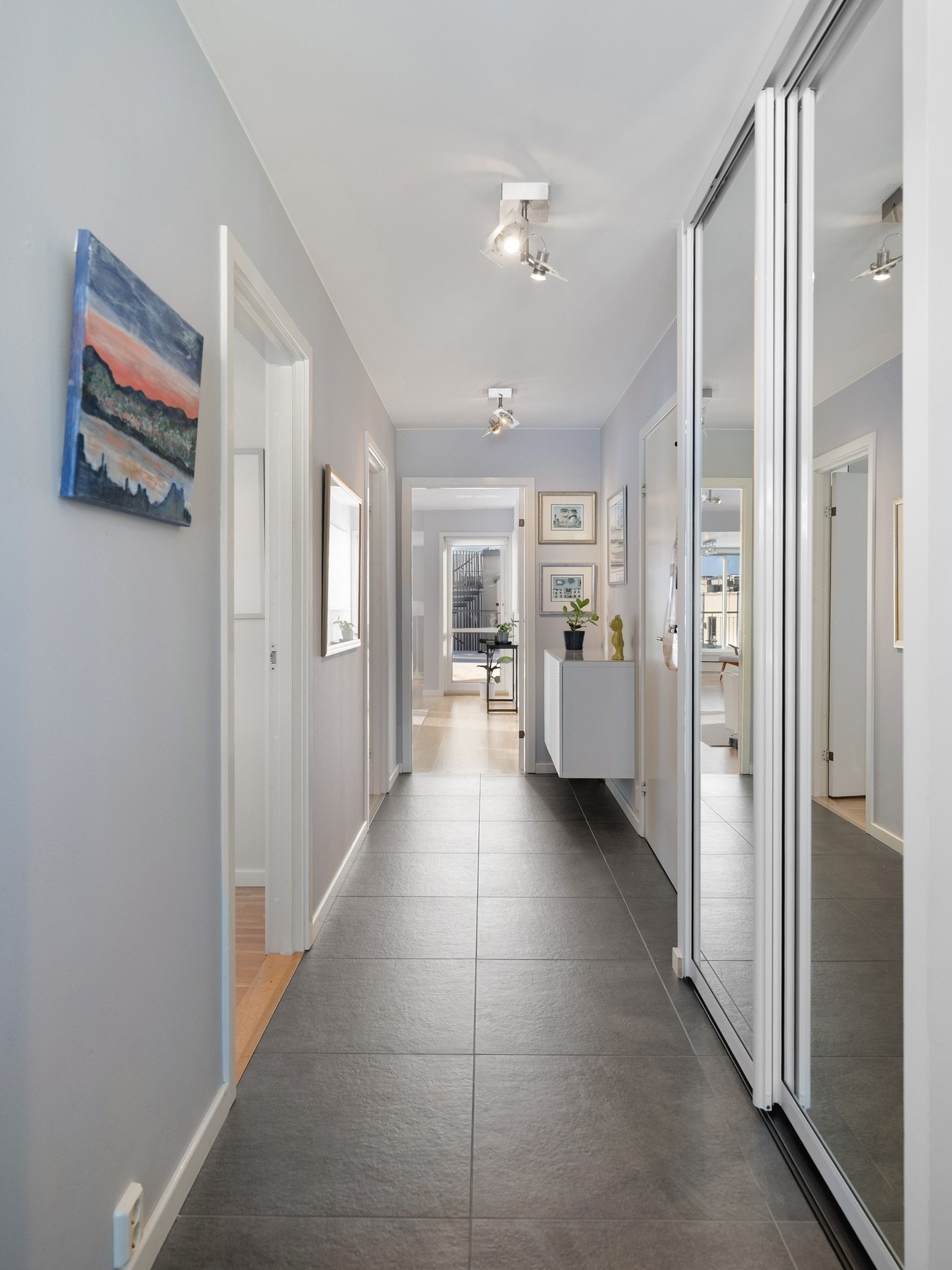 Flislagt entré/ hall med varmekabler. Galleribilde