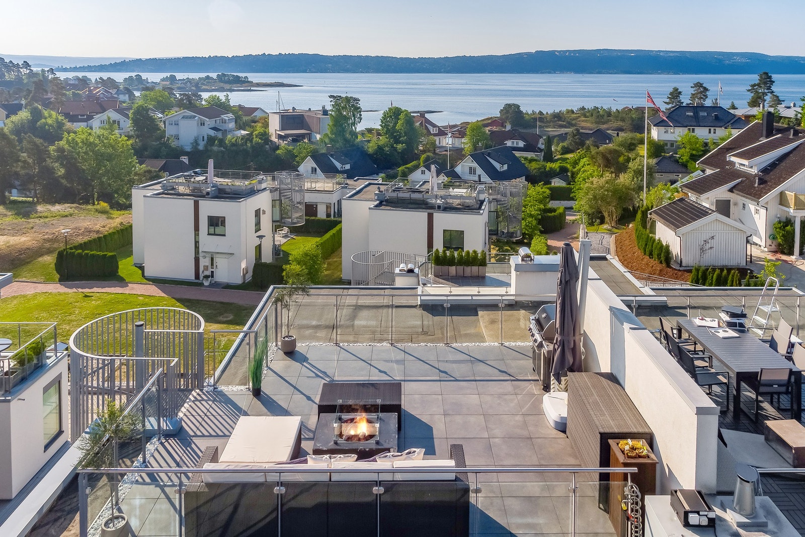 Fra stuen og kjøkkenet er det også adkomst til takterrasse med storslagen panorama utsikt. Takterrassen på ca. 32 kvm. har uttak for strøm, utekran og sol hele dagen. Her kan du nyte lange sommerkvelder! Galleribilde