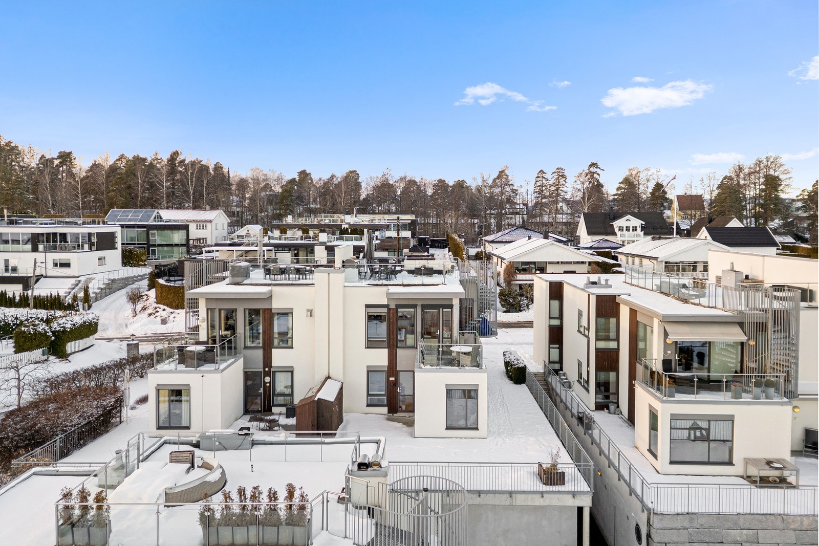 En spektakulær og tiltalende halvpart tomannsbolig over 2 plan fra 2008 med unik beliggenhet på beste Snarøya. Galleribilde