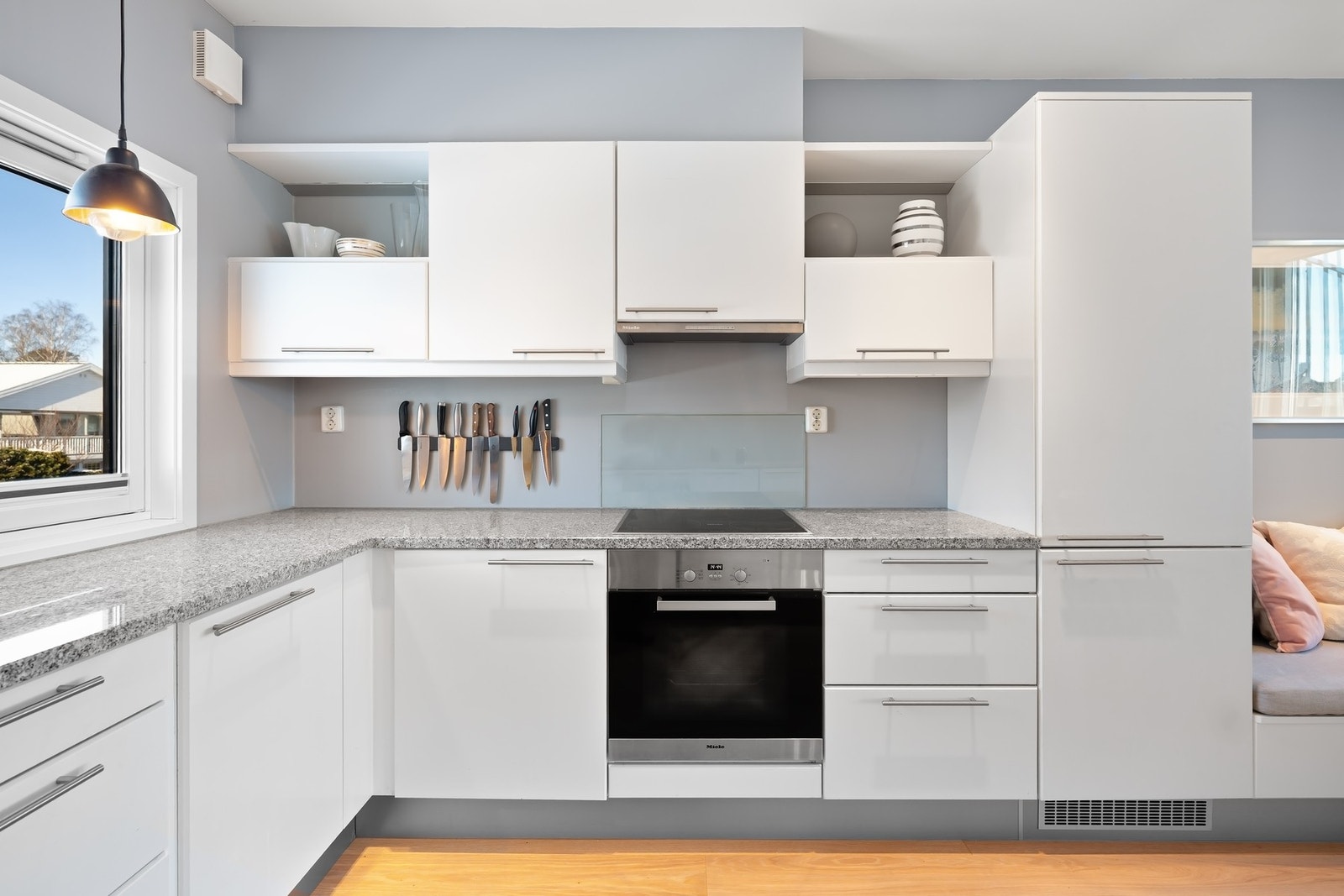 Integrerte hvitevarer med Samsung kjøl/fryseskap, Mièle stekeovn, oppvaskmaskin og platetopp. Galleribilde