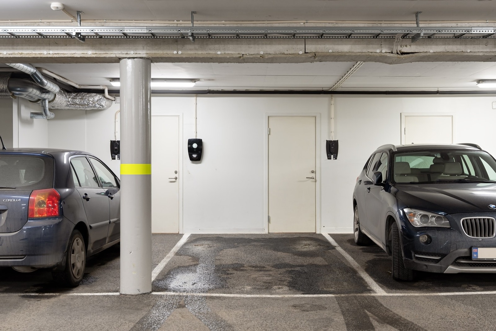 2 garasjeplasser og sportsbod i felles oppvarmet garasjeanlegg. Det er montert El-billader ved garasjeplass 32 i felles garasjeanlegg. Galleribilde