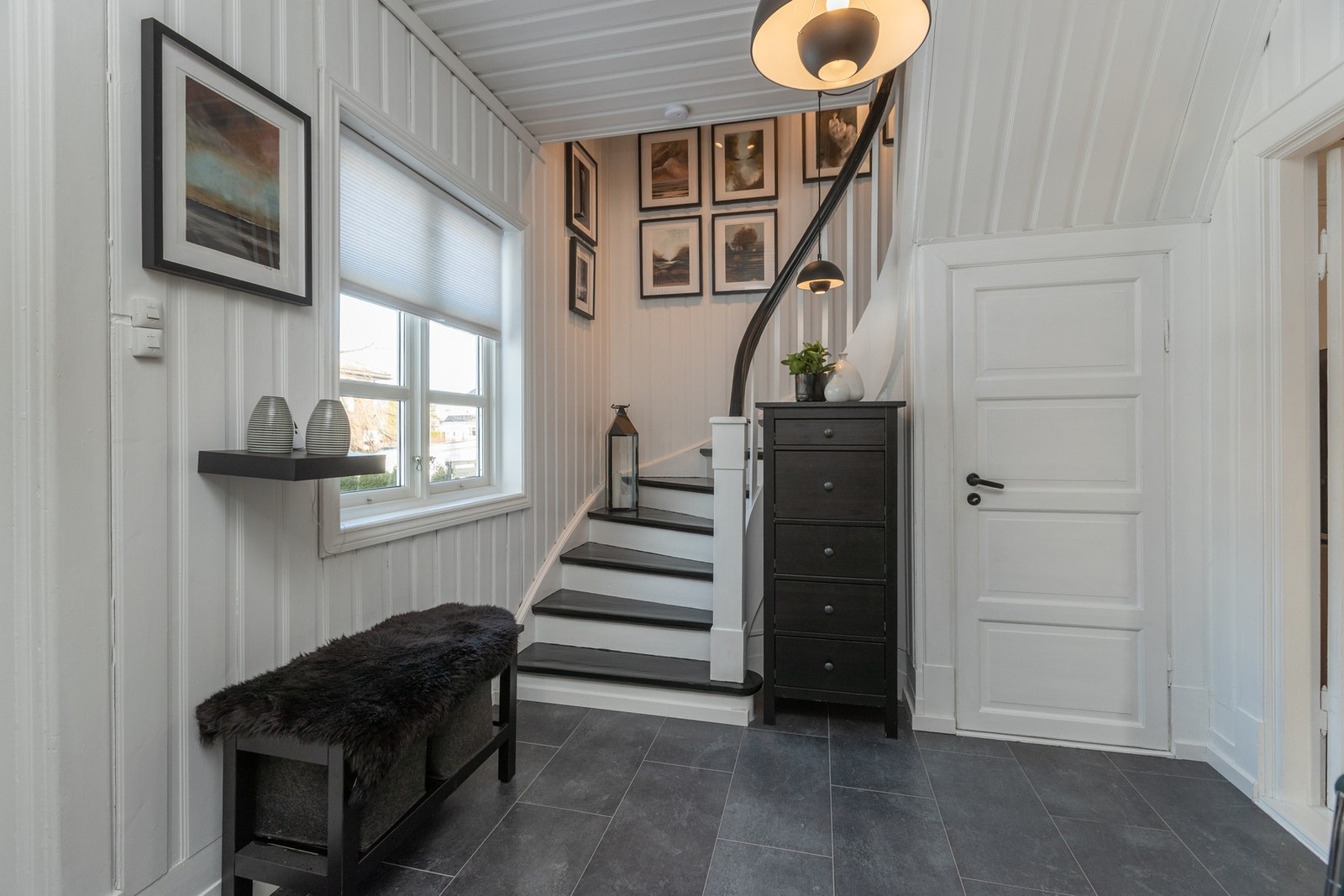 Romslig "hall" innenfor entré Galleribilde