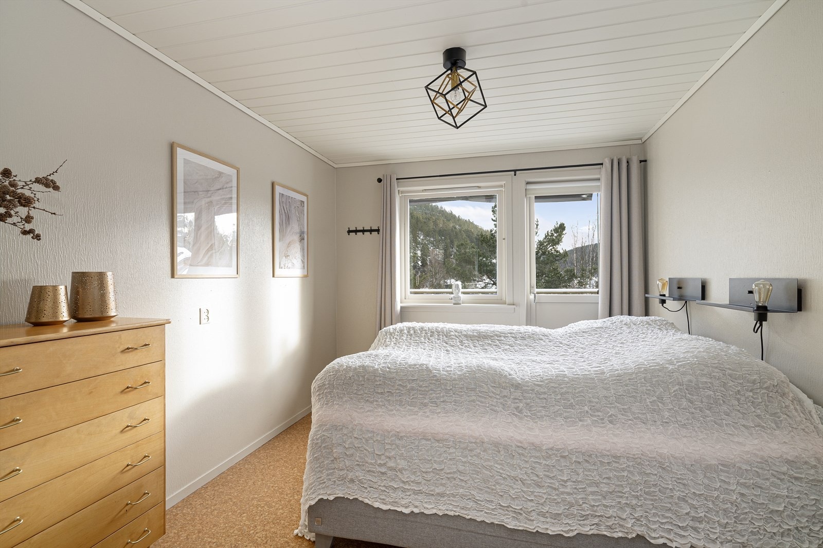 Lyst og romslig soverom med god plass til dobbeltseng og garderobeløsning. Galleribilde