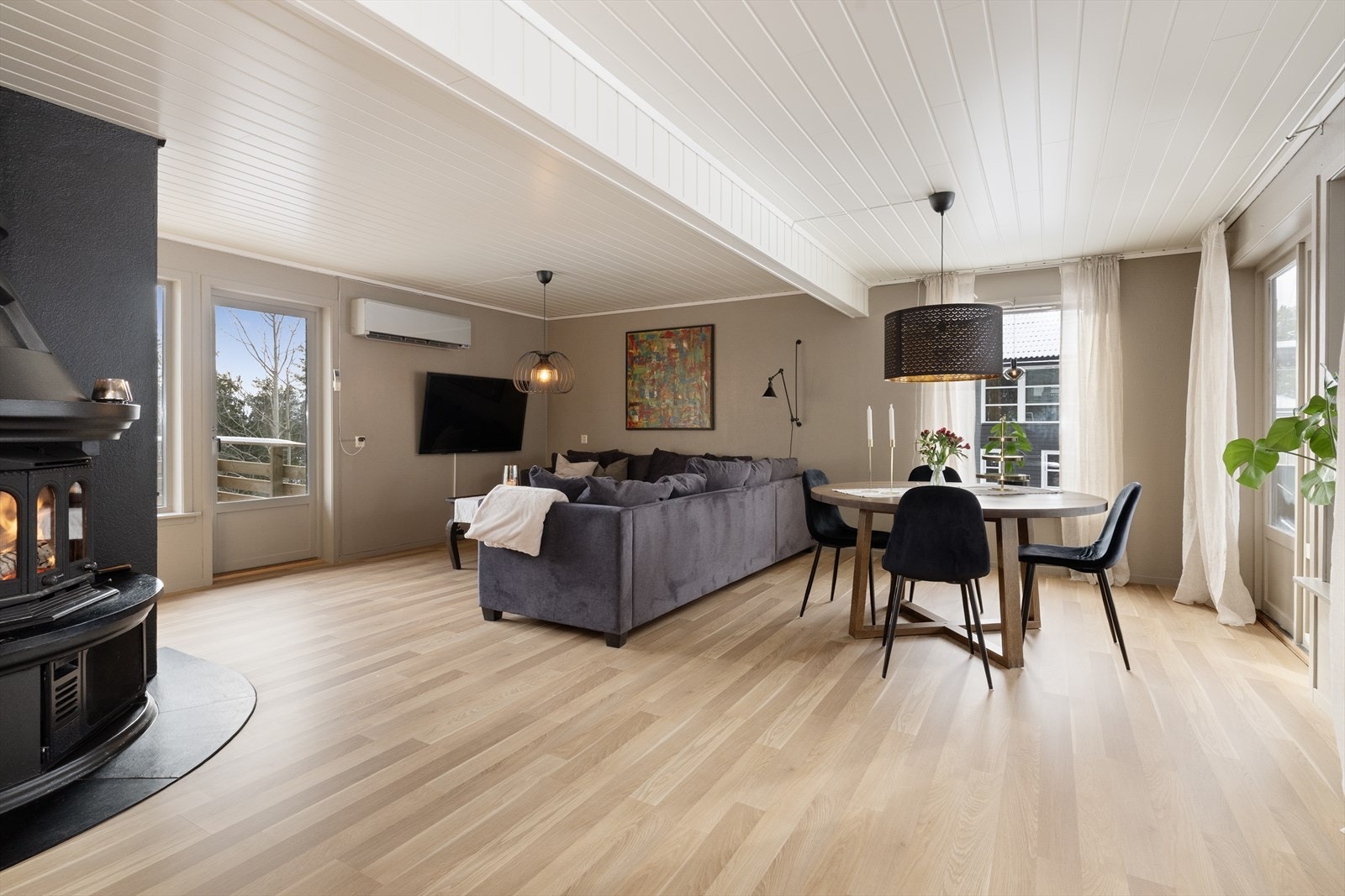 Romslig stue med gode vindusflater som slipper inn rikelig med naturlig lys. Galleribilde