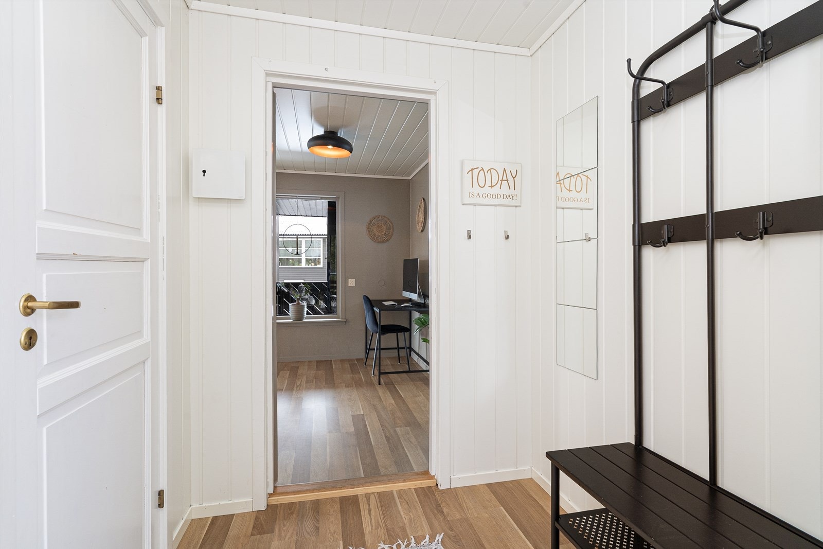 Velkommen inn til hyggelig vindfang med god plass til både sko- og yttertøy. Galleribilde