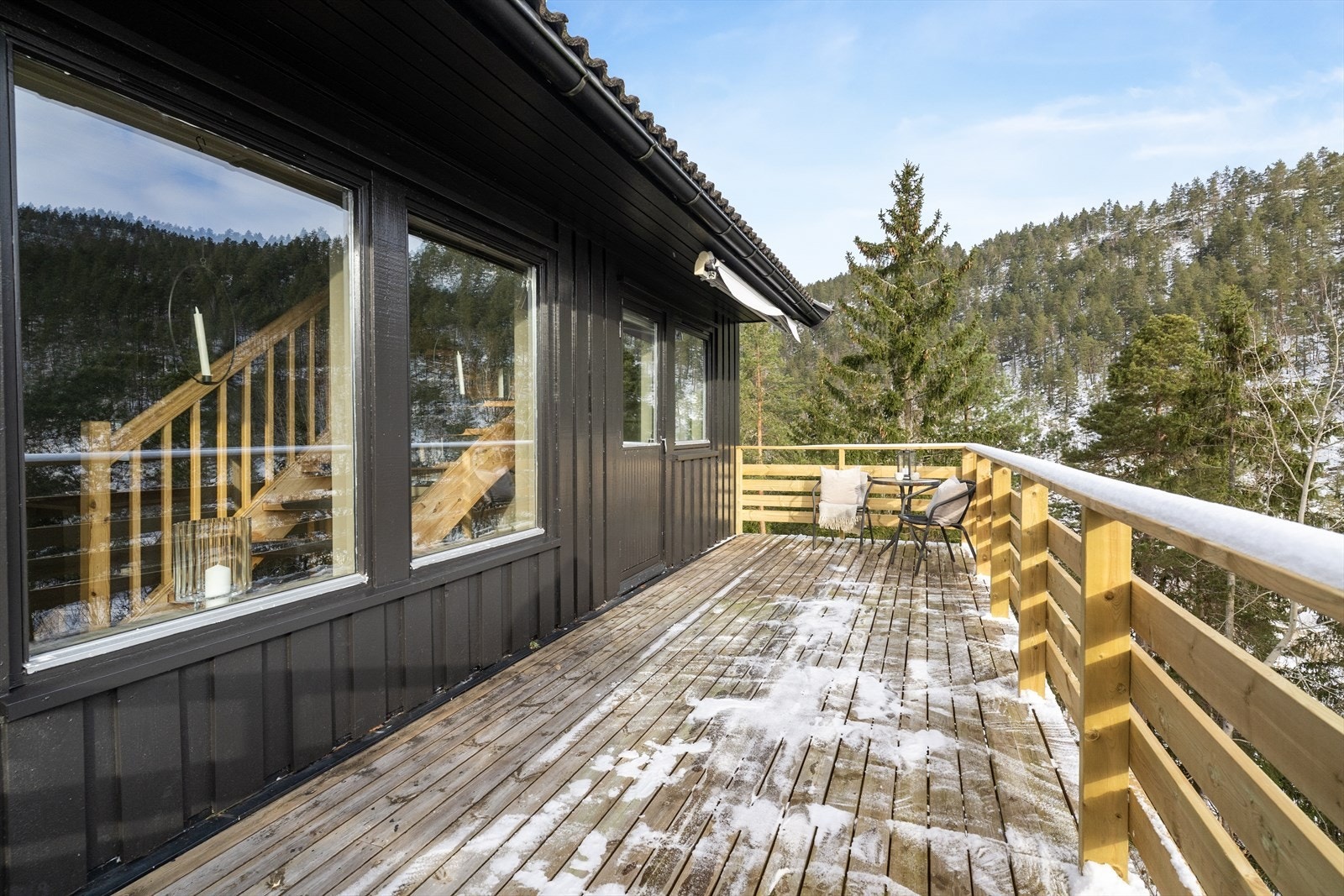 Balkongen ligger fint til med hyggelig og naturskjønn utsikt. Galleribilde