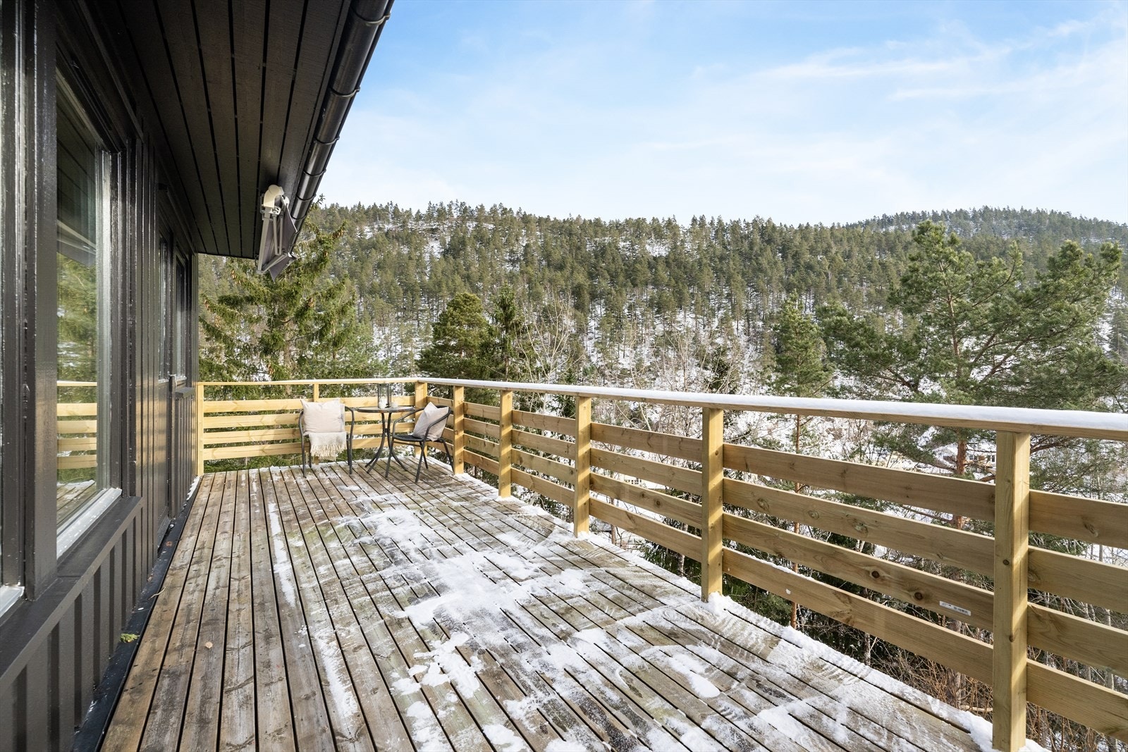 Fra stue og soverom er det utgang til romslig balkong hvor man kan nyte fin utsikt. Galleribilde