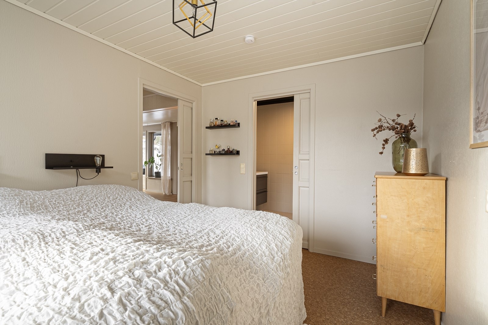 Fra soverommet er det direkte tilkomst til badet. Galleribilde