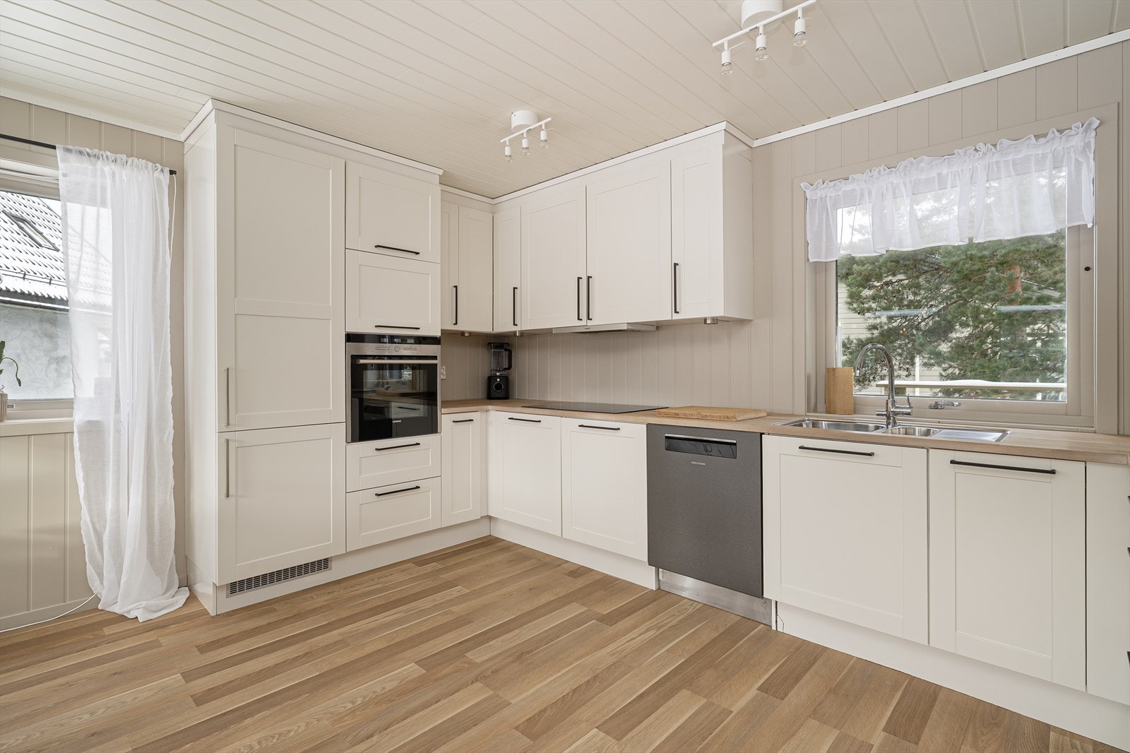 Kjøkkenet er pusset opp i 2012 med pen og tidløs innredning fra HTH. Galleribilde