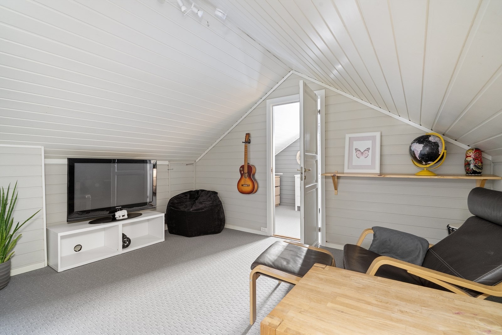 Loftet er innredet med stue, soverom og garderoberom uten at dette er søkt om og uten at nødvendig godkjennelse er gitt av kommunen. Galleribilde