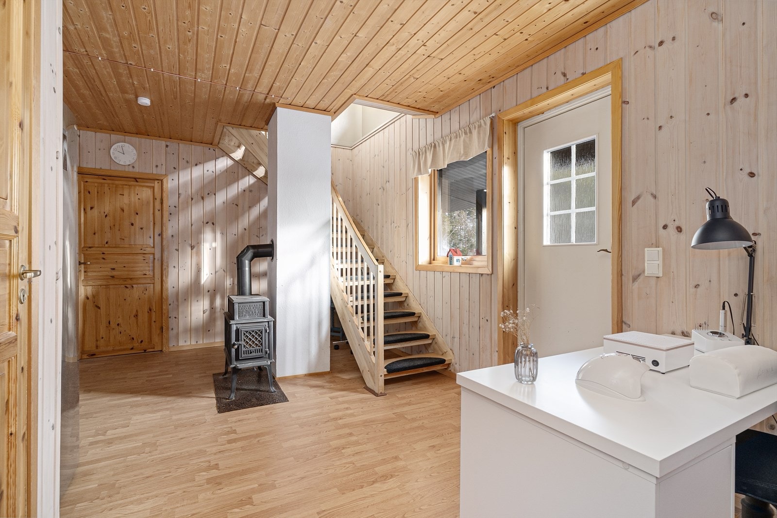 Fra trapp i 1. etasje kommer man ned til lys og trivelig hall hvor det er montert garderobeløsning på den ene veggen. Galleribilde