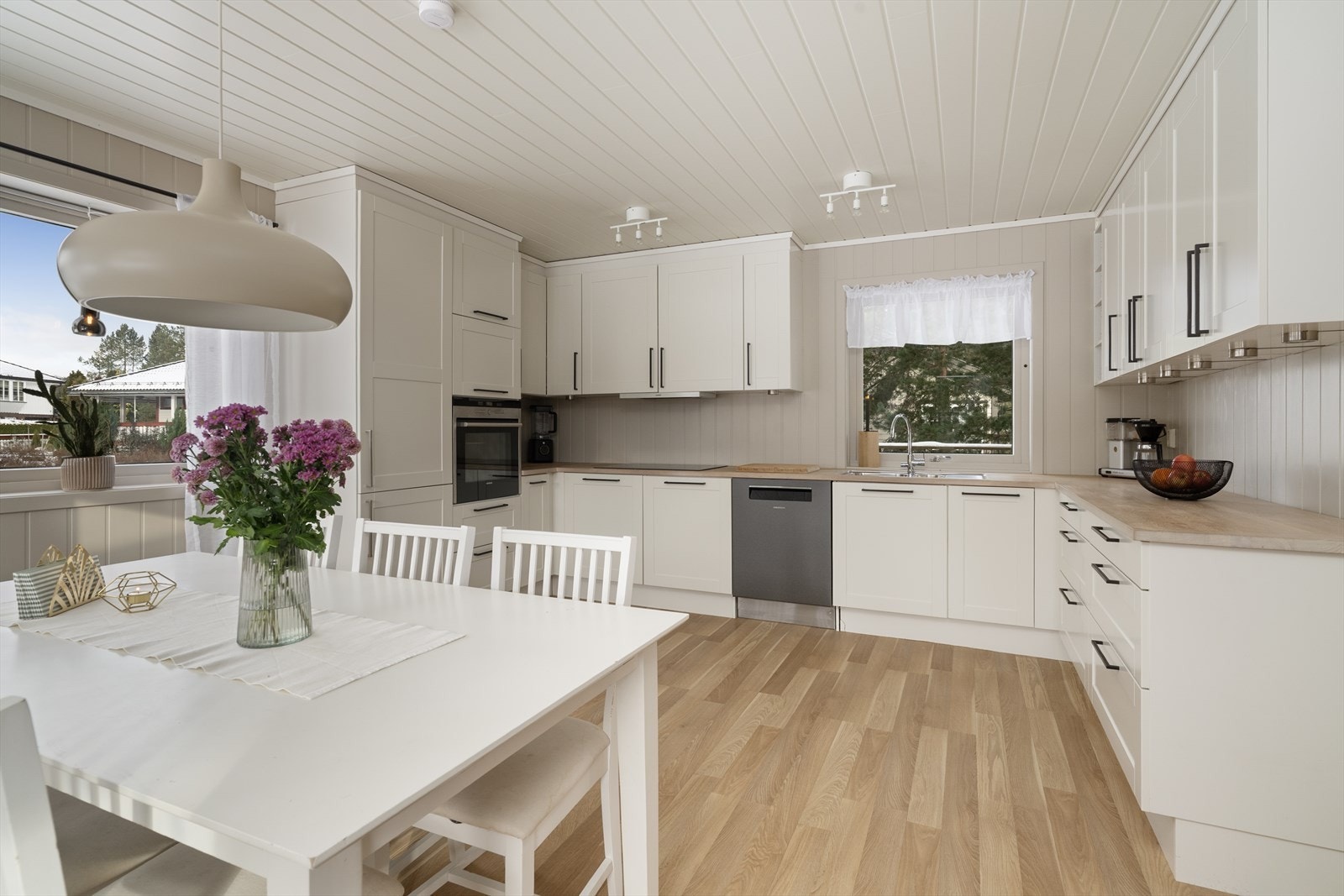 Profilert innredningen består av både over- og underskap som gir rikelig med oppbevaringsplass og den generøse kjøkkenbenken i heltre gir gode arbeidsflater. Galleribilde