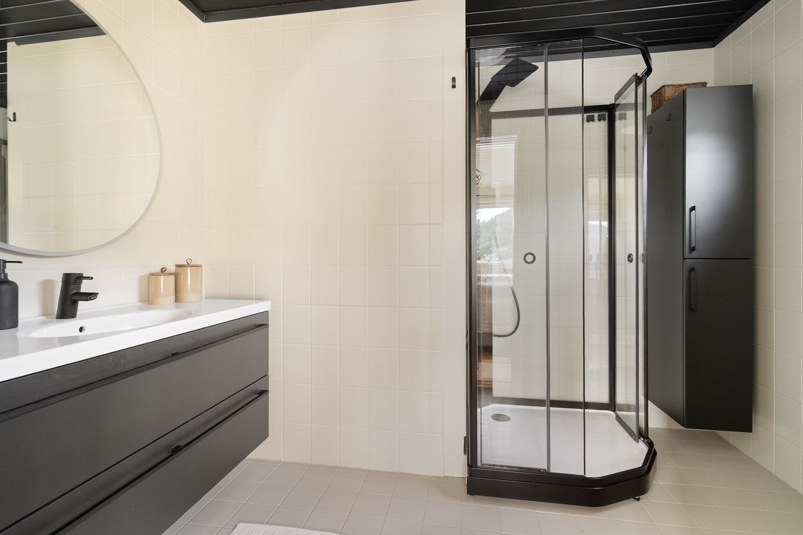 Badet er fra 1993, men ble oppgradert i 2012 med ny innredning med heldekkende servant med underskap, speil, vegghengt skap, toalett og dusjkabinett. Galleribilde