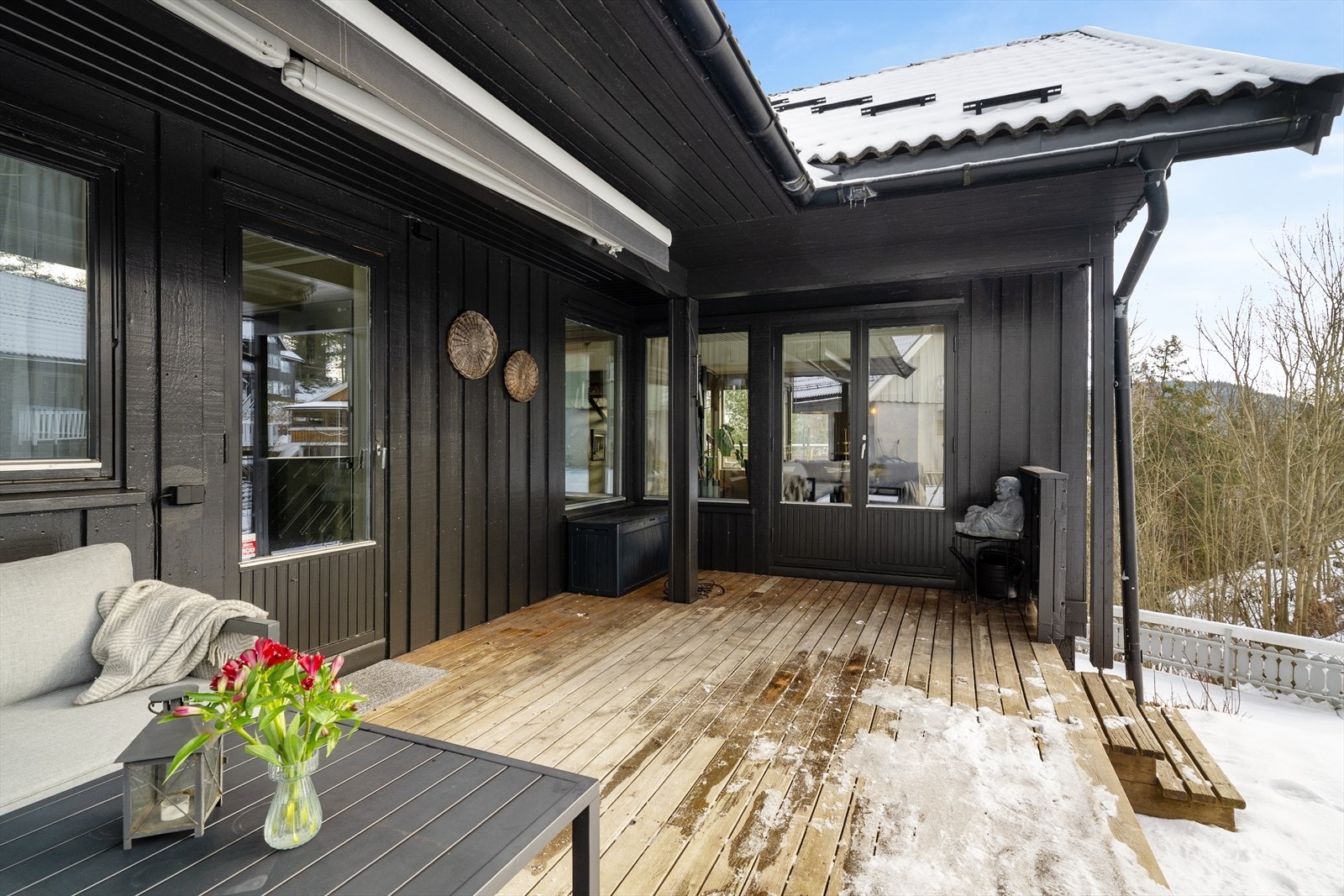 Boligen byr på hyggelige uteplasser og pent opparbeidet uteområde. Galleribilde